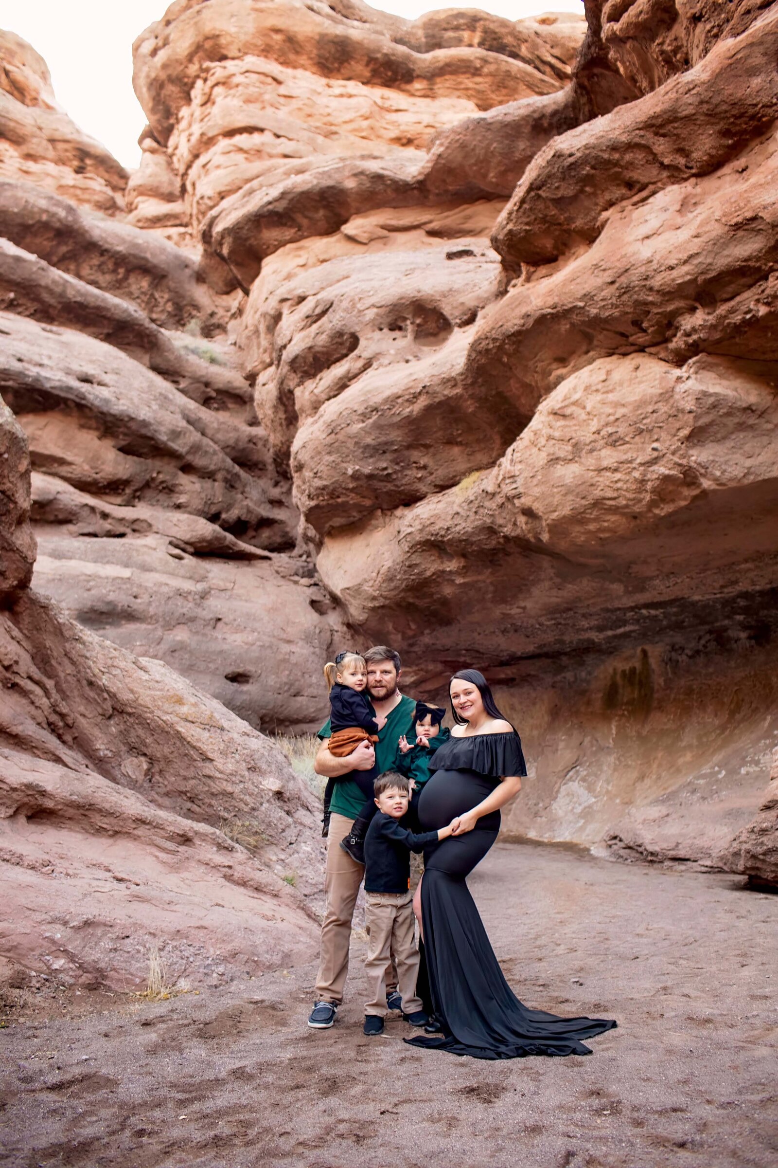 Slot-Canyon-family-maternity-session-black-dress