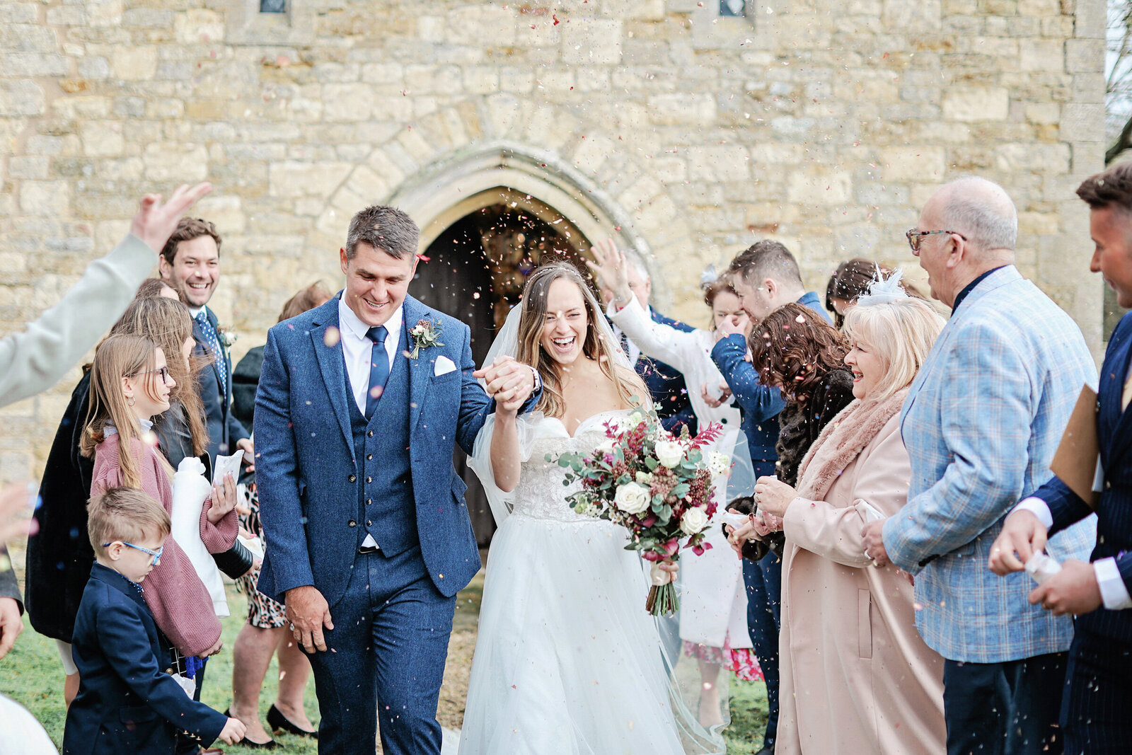 church-wedding-confetti