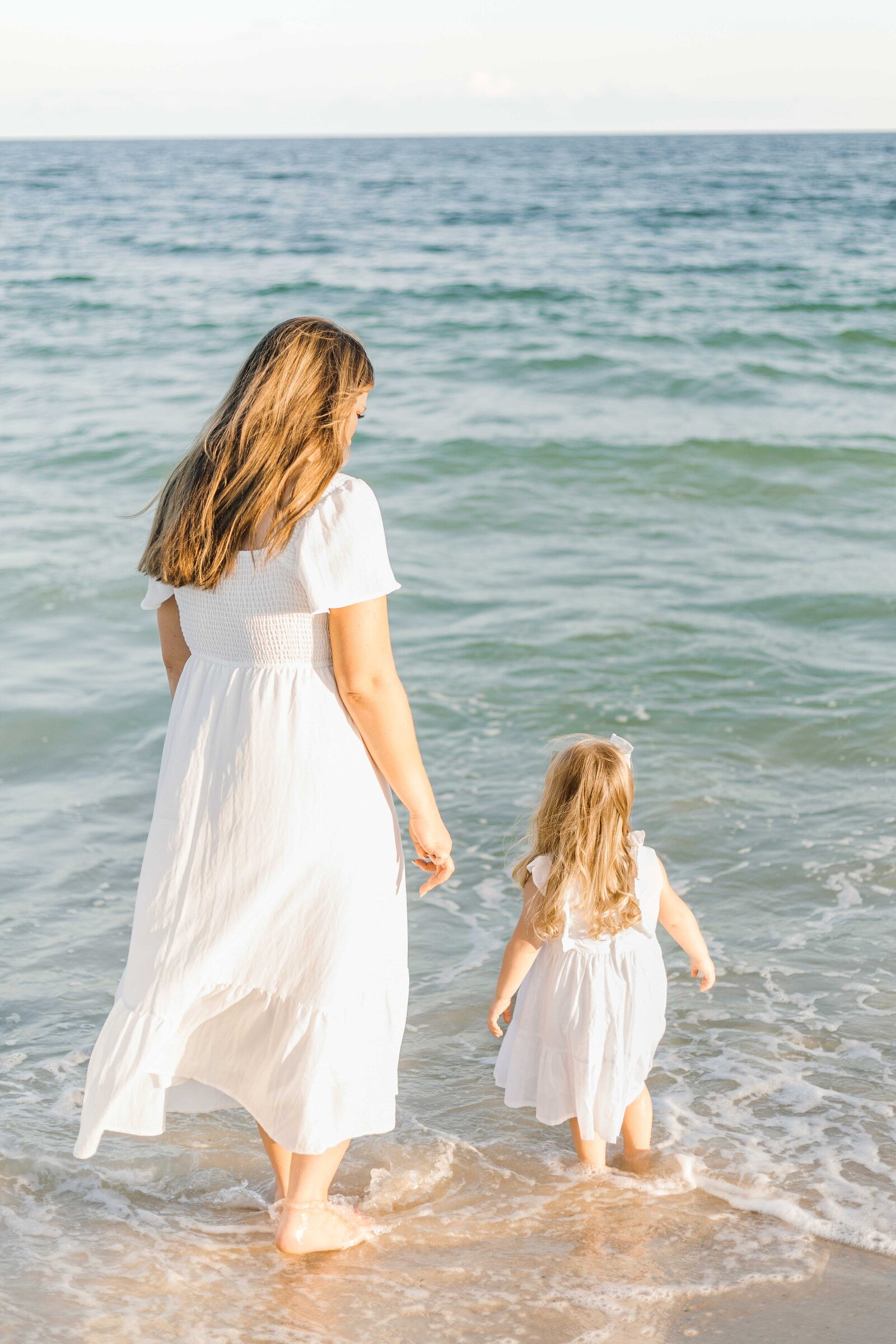 <img src="mom.daughter.beach.jpg" alt="Beach"