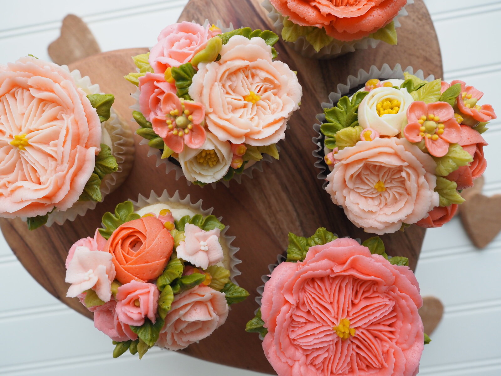 hand piped buttercream flower cupcakes