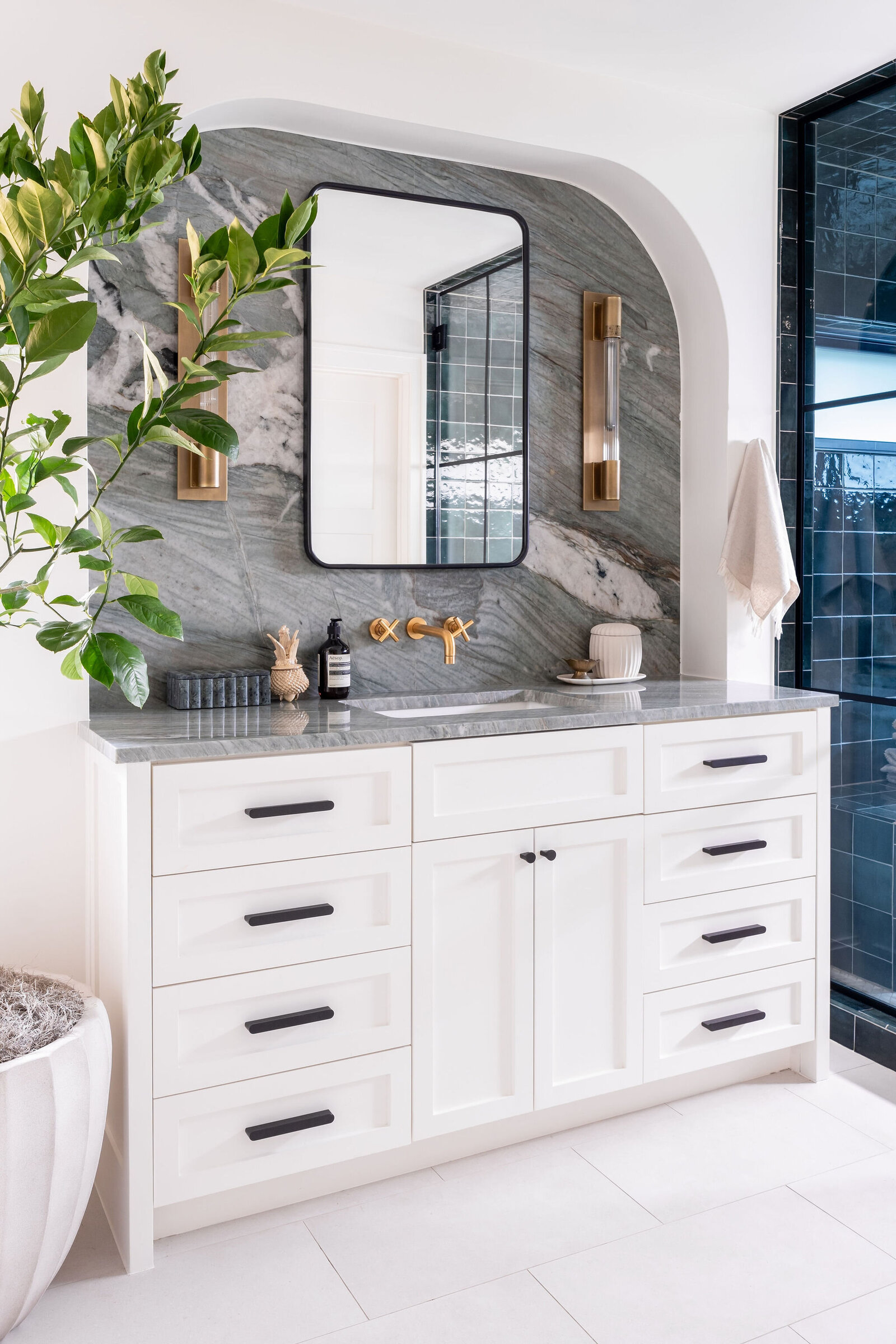 Nuela+Designs+Green+Primary+Bathroom+Design+Arched+Marble+Wall+Brass+Restoration+Hardware