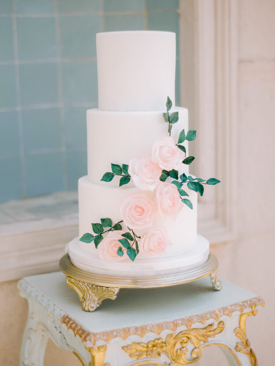 White wedding cake with three tiers for Algarve wedding in Palacio Estoi