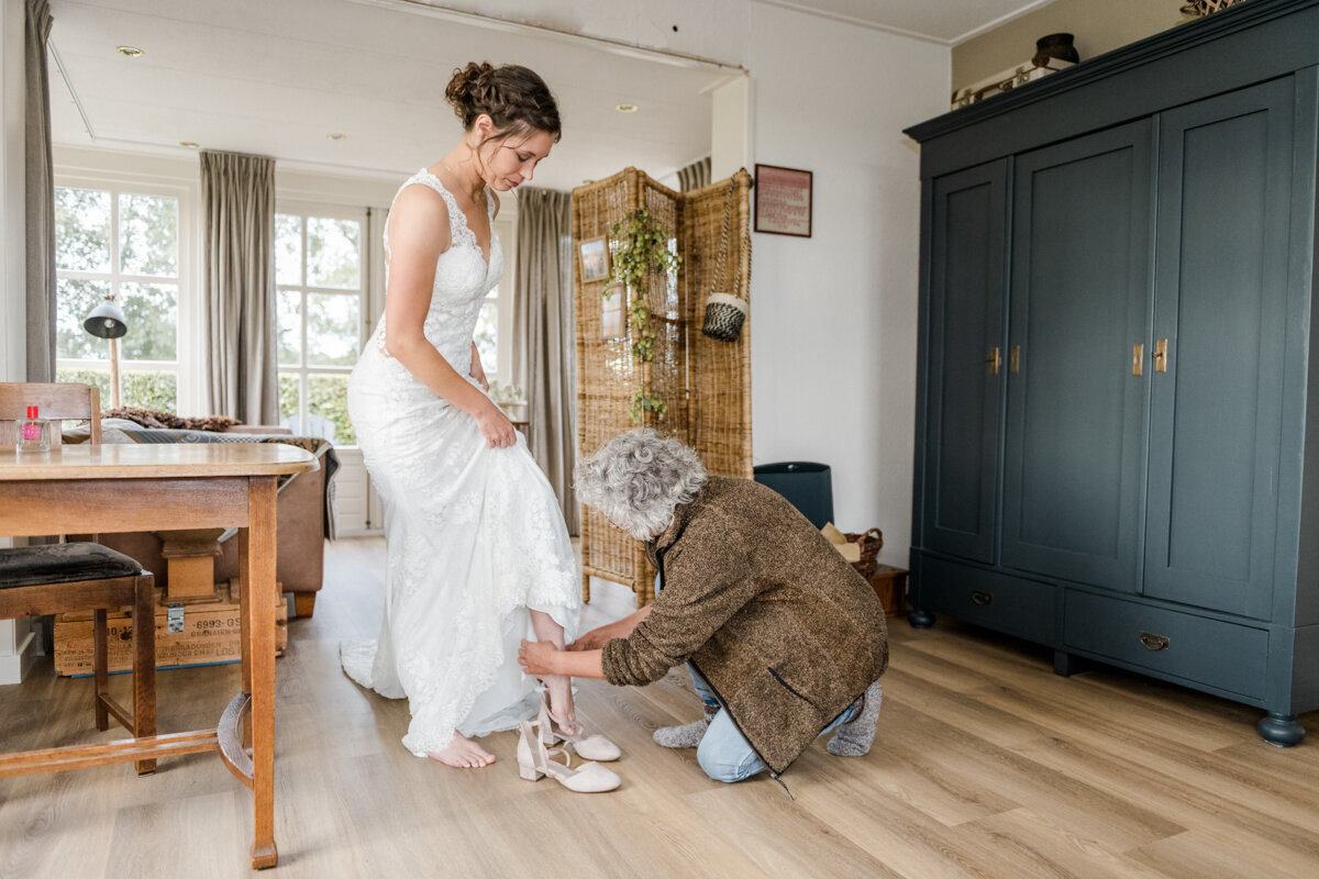 Trouwen in Friesland, trouwen in Bergum. Bruidsfotograaf friesland (12)