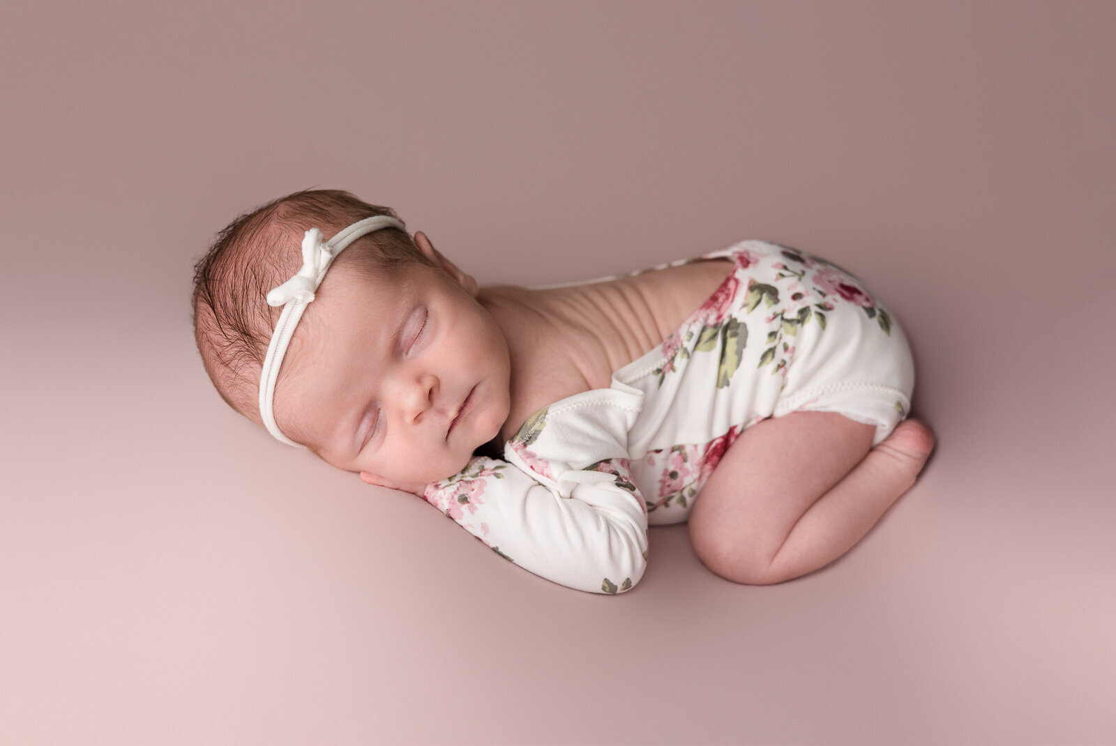 in-home_newborn_lifestyle_photography_session_Frankfort_KY_photographer_baby_girl-2