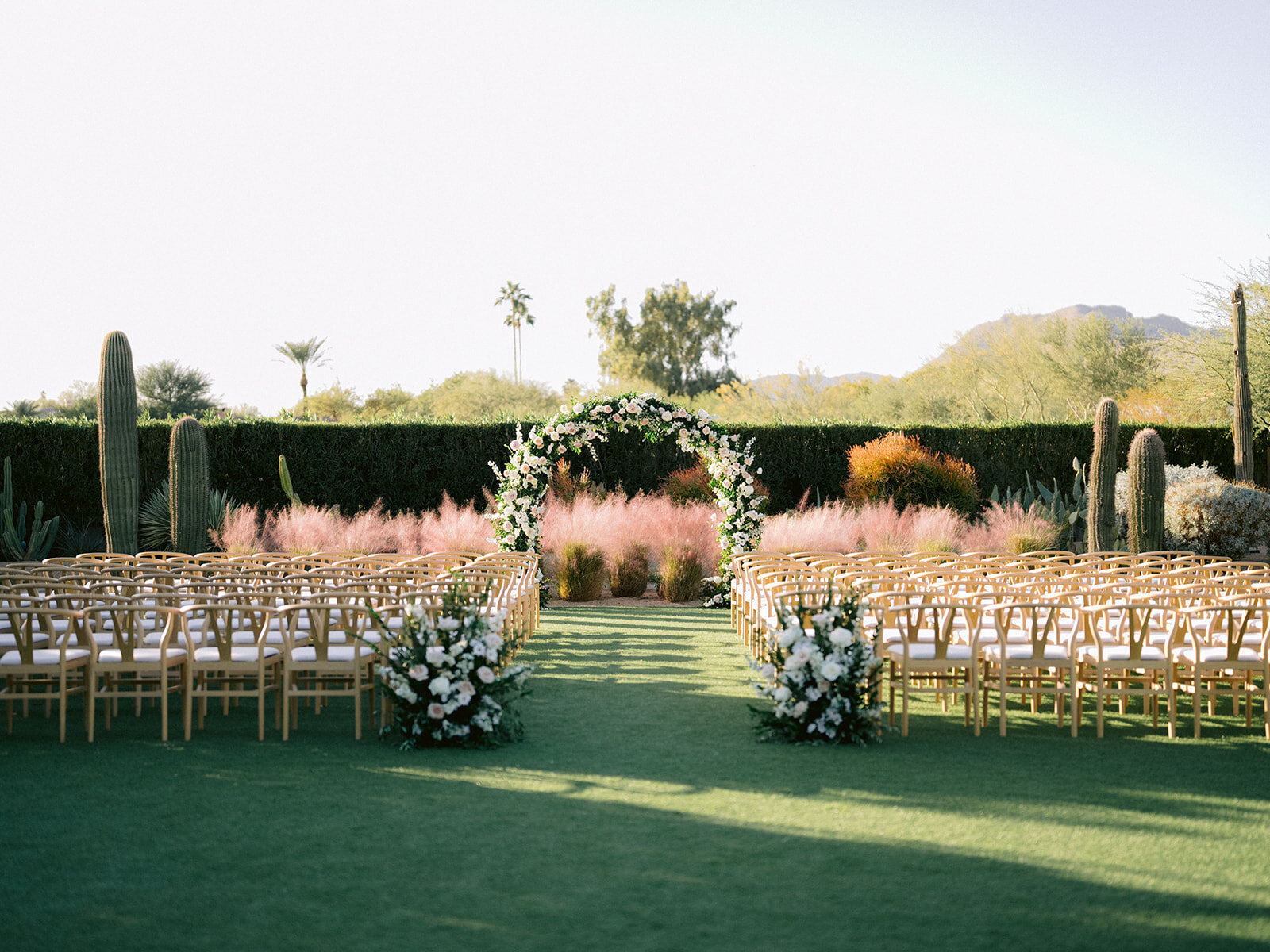wedding-flowers-phoenix-outdoor-ceremony-ground-flowers-arch