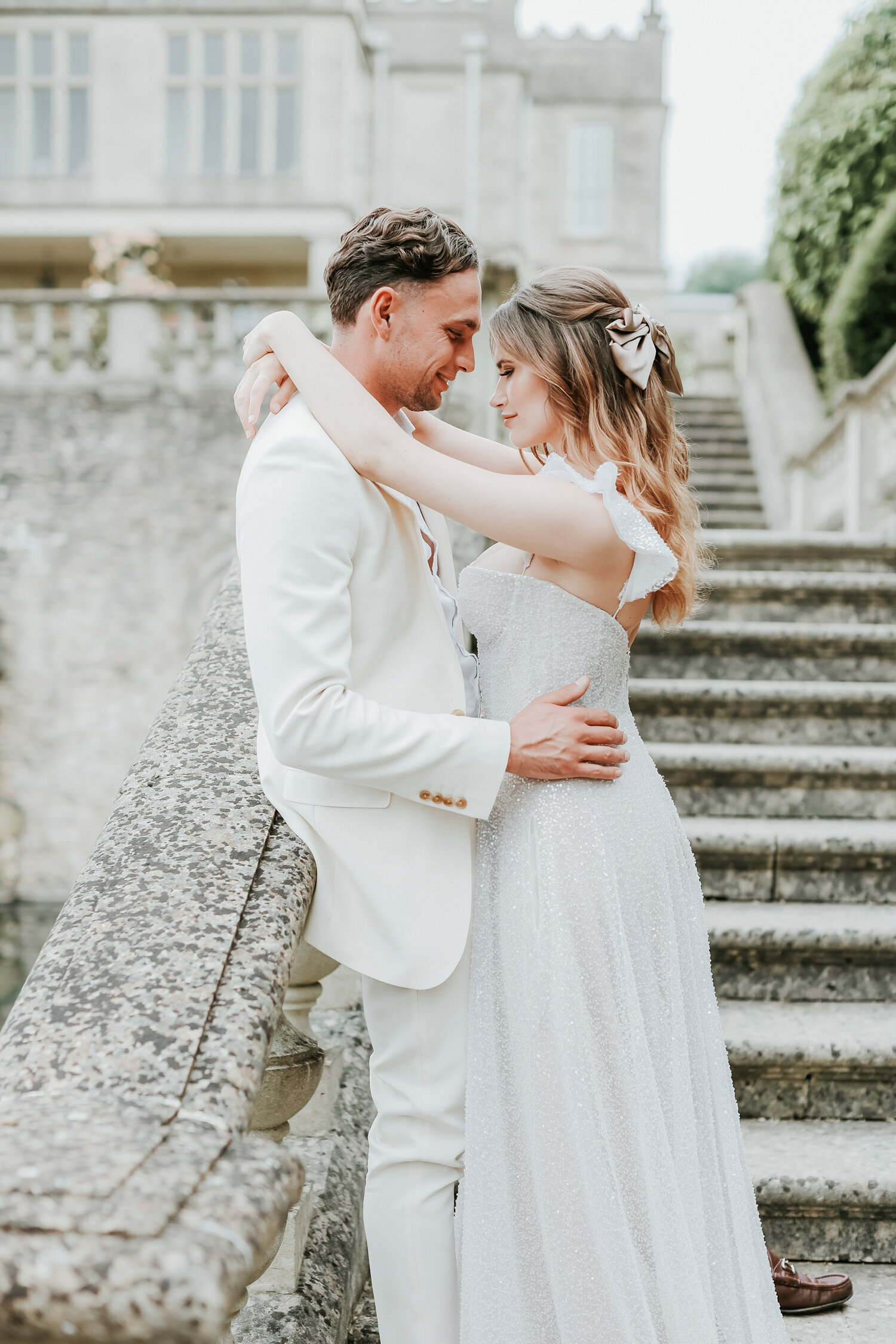 Euridge-Manor-wedding-couple-cuddling-on-stairs