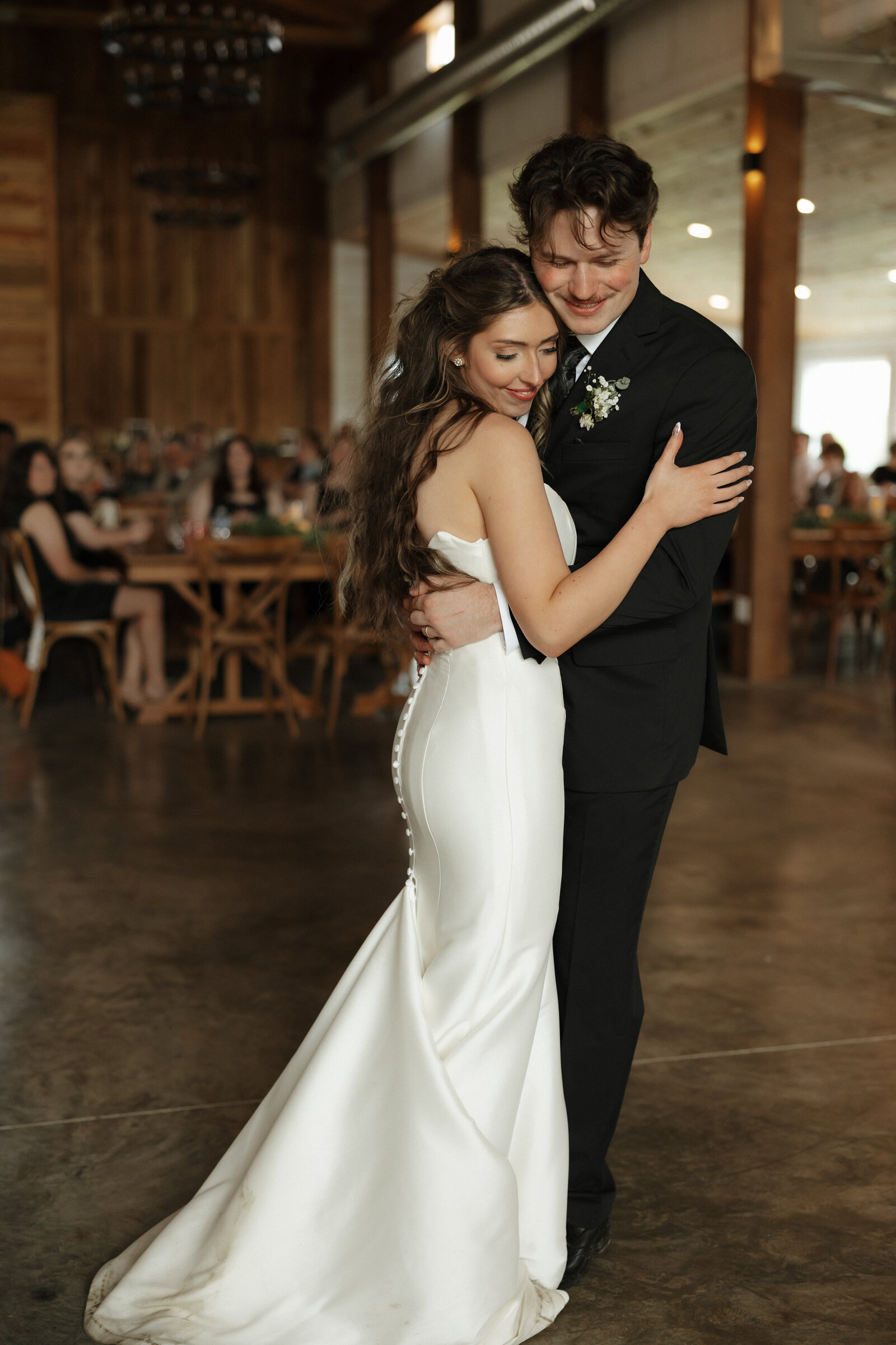 Couples first dance photo at Berkshire Ridge Wedding venue in Blackwell, Mo