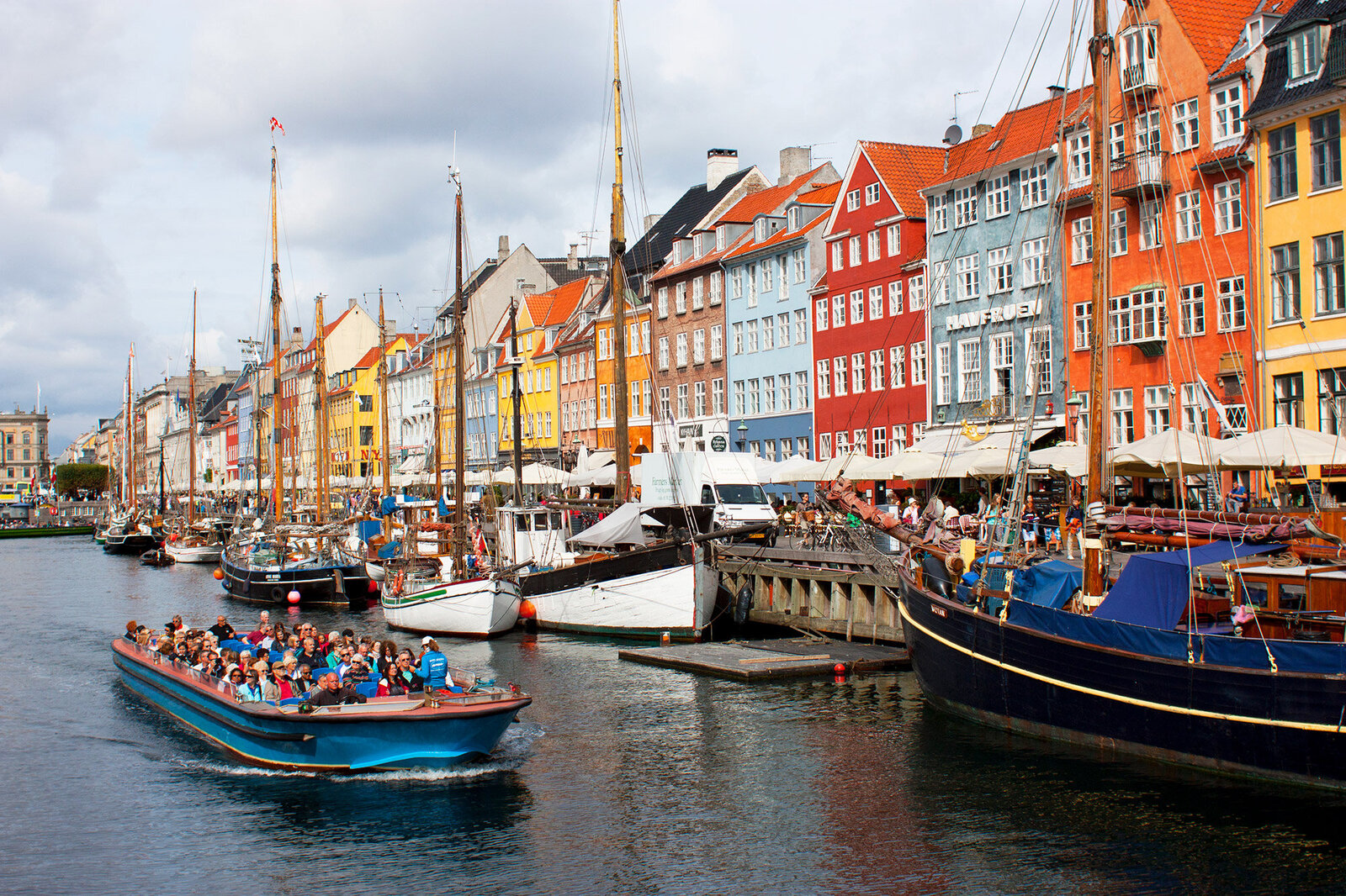 artsy-expat-nyhavn-copenhagen-denmark-colorful-canal-houses-boats