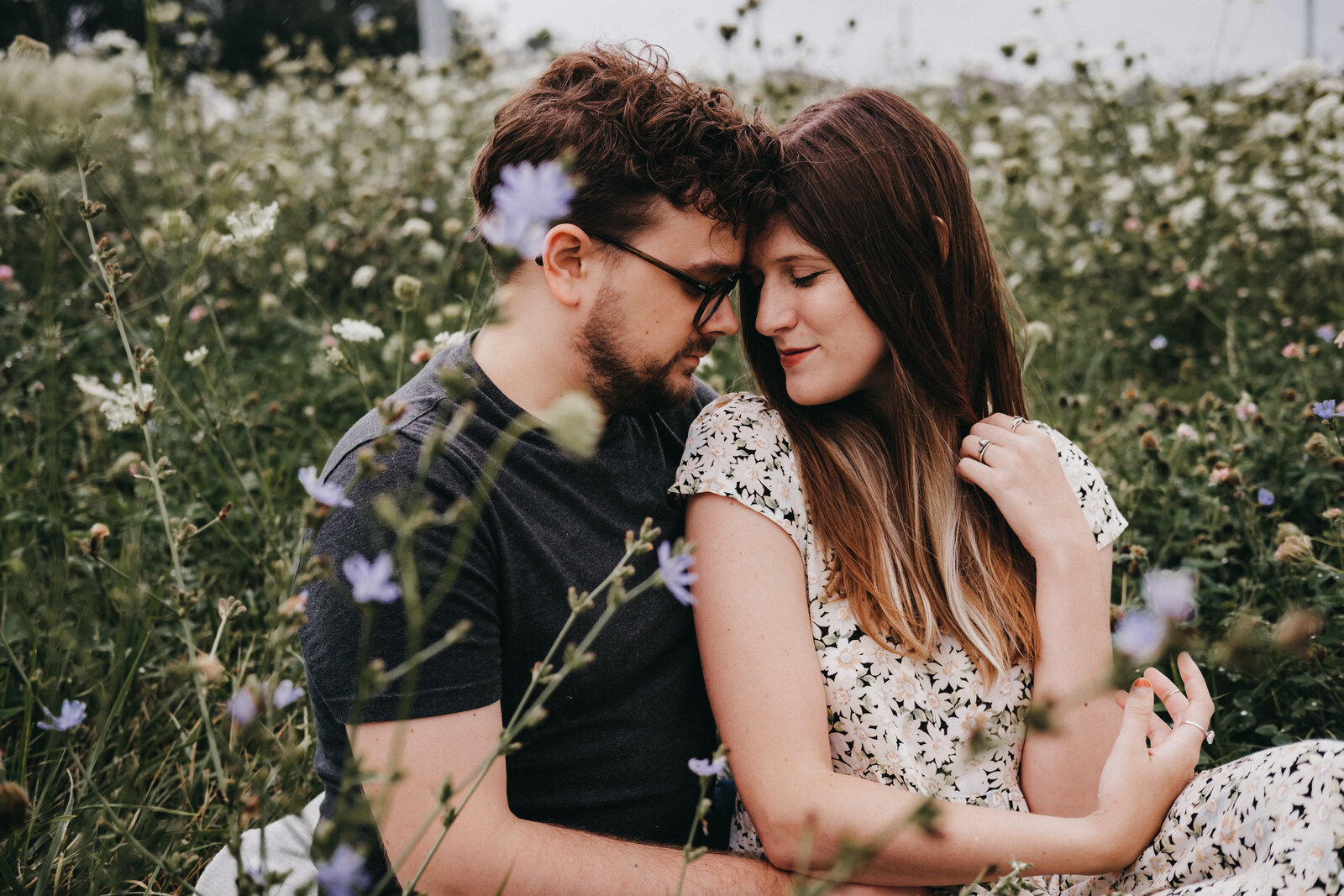 espysphotography_kansascityphotographer_couple_kansascity_MO_fieldofflowers_bluesprings-11