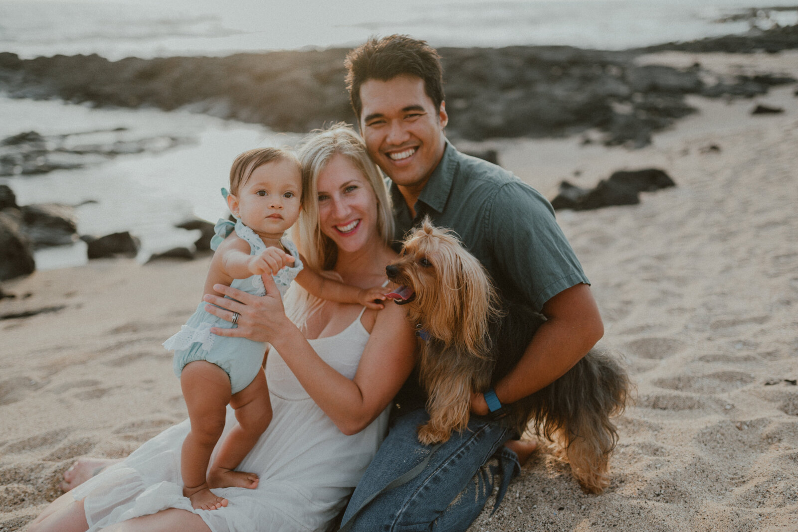 Hawaii-Family-Portrait-Session-at-Beach-with-dog-chelsea-abril-photography