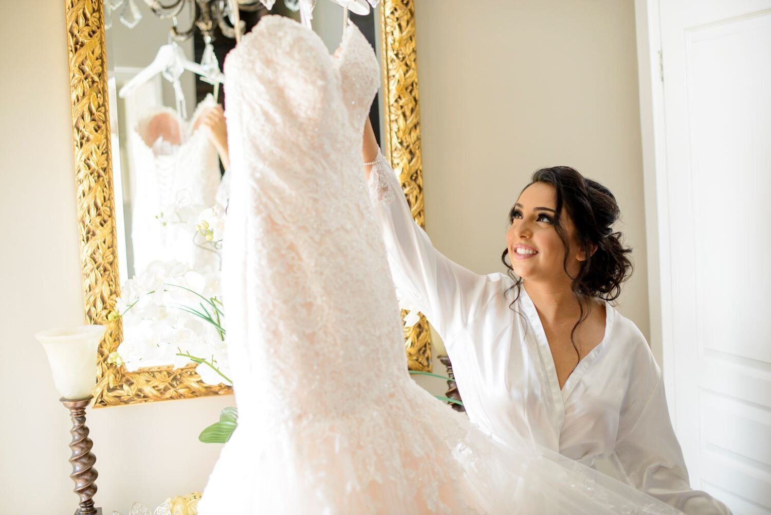 Glamorous bridal makeup in Ottawa by Neelam Kaur, expert in bridal beauty.