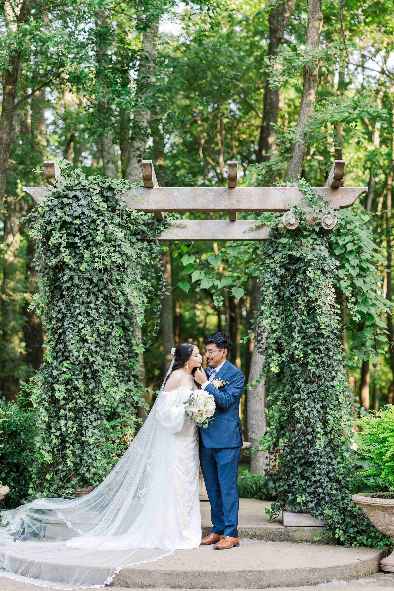 Outdoor-couple-wedding-photography