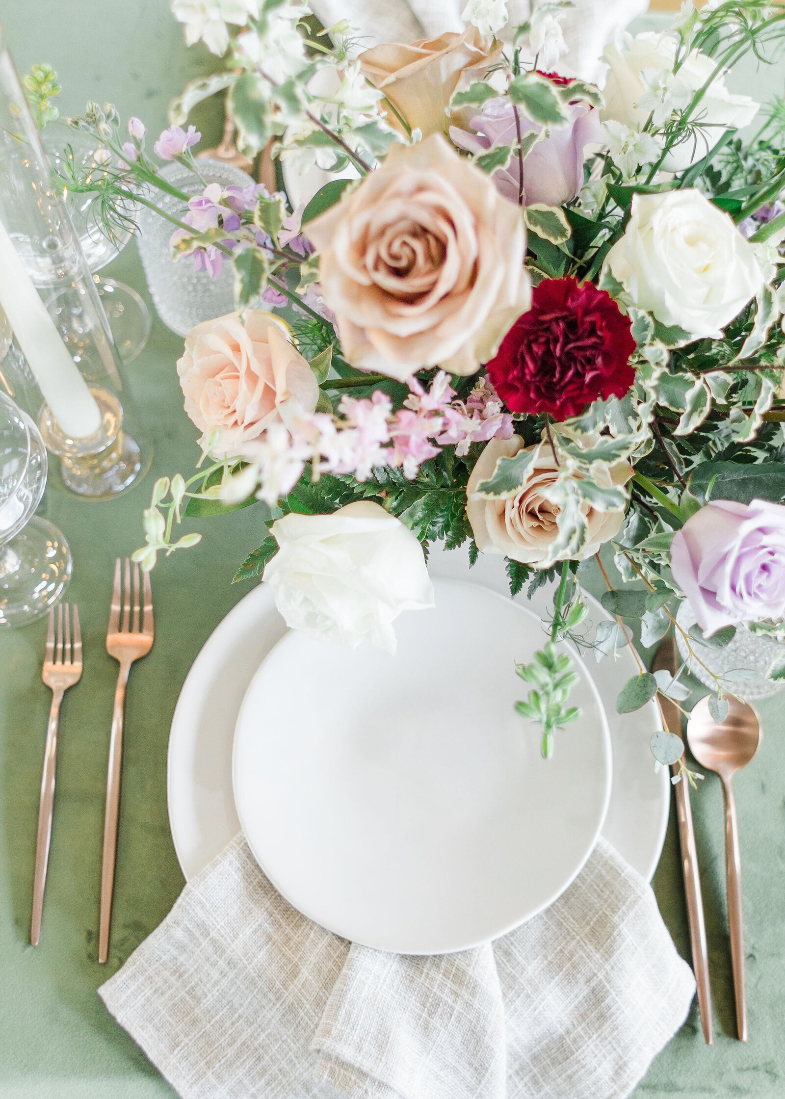 Floral bouquet and place setting featuring blush roses and gold accents, ideal for weddings at Willow and Stone Events in Mocksville, NC.