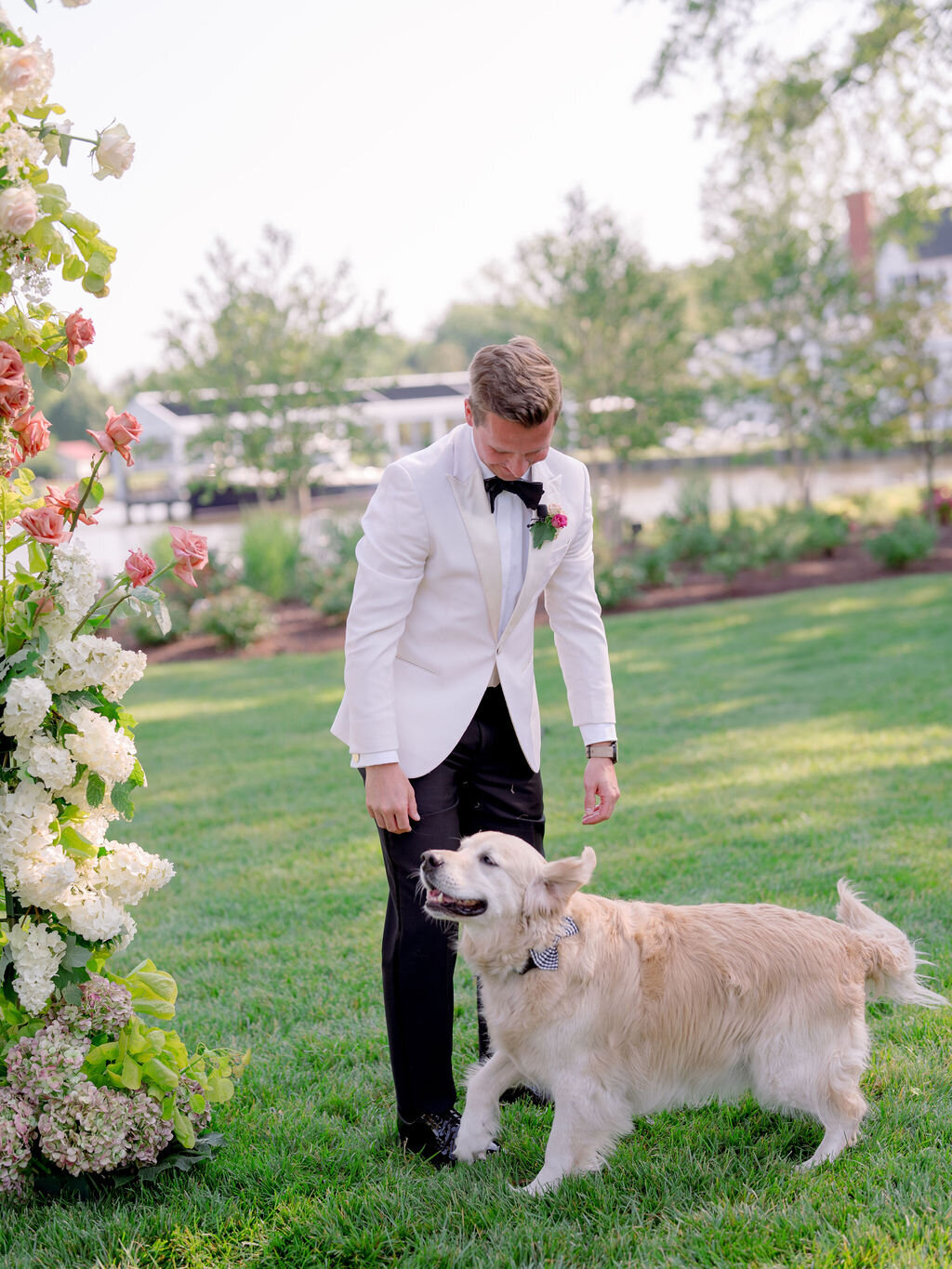 16Kate Campbell Floral The Oaks waterfront summer wedding by Julie Livingston photo