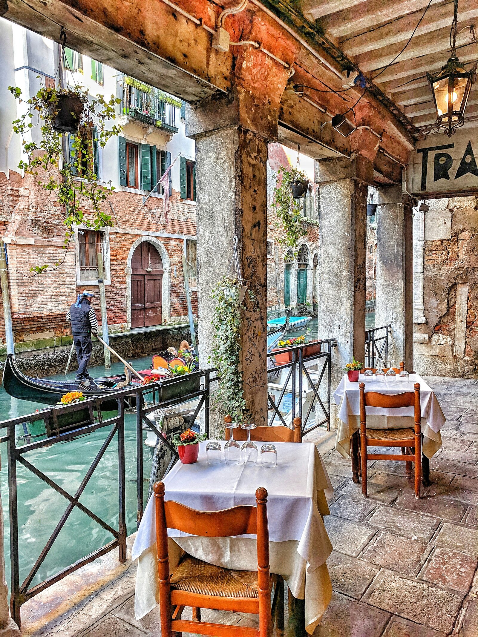 Canal-side dining in Venice offers fresh seafood, handmade pasta, and regional wines with stunning waterfront views. Kelsey Parry Travel curates top food experiences.