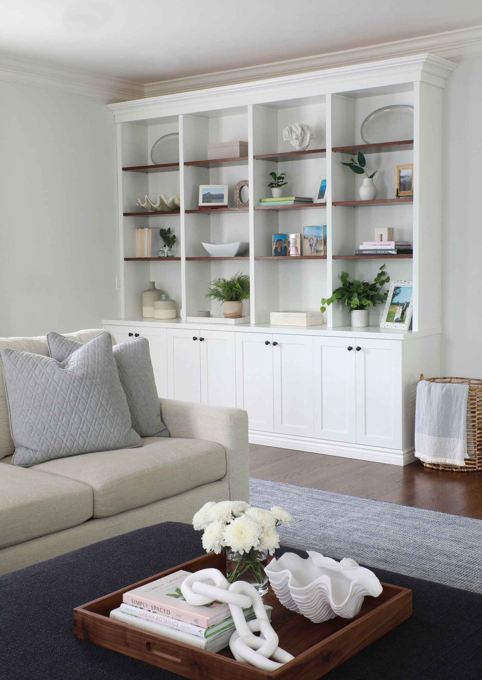 STYLED-BOOKSHELF-IN-COASTAL-LIVING-ROOM