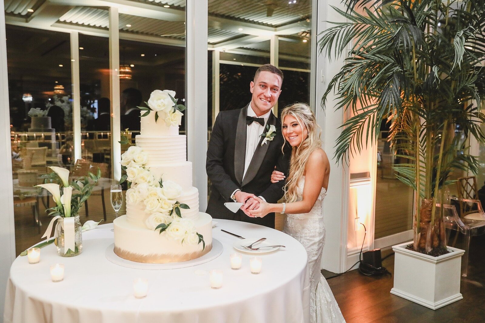 cake-cutting-pelican-club-couple