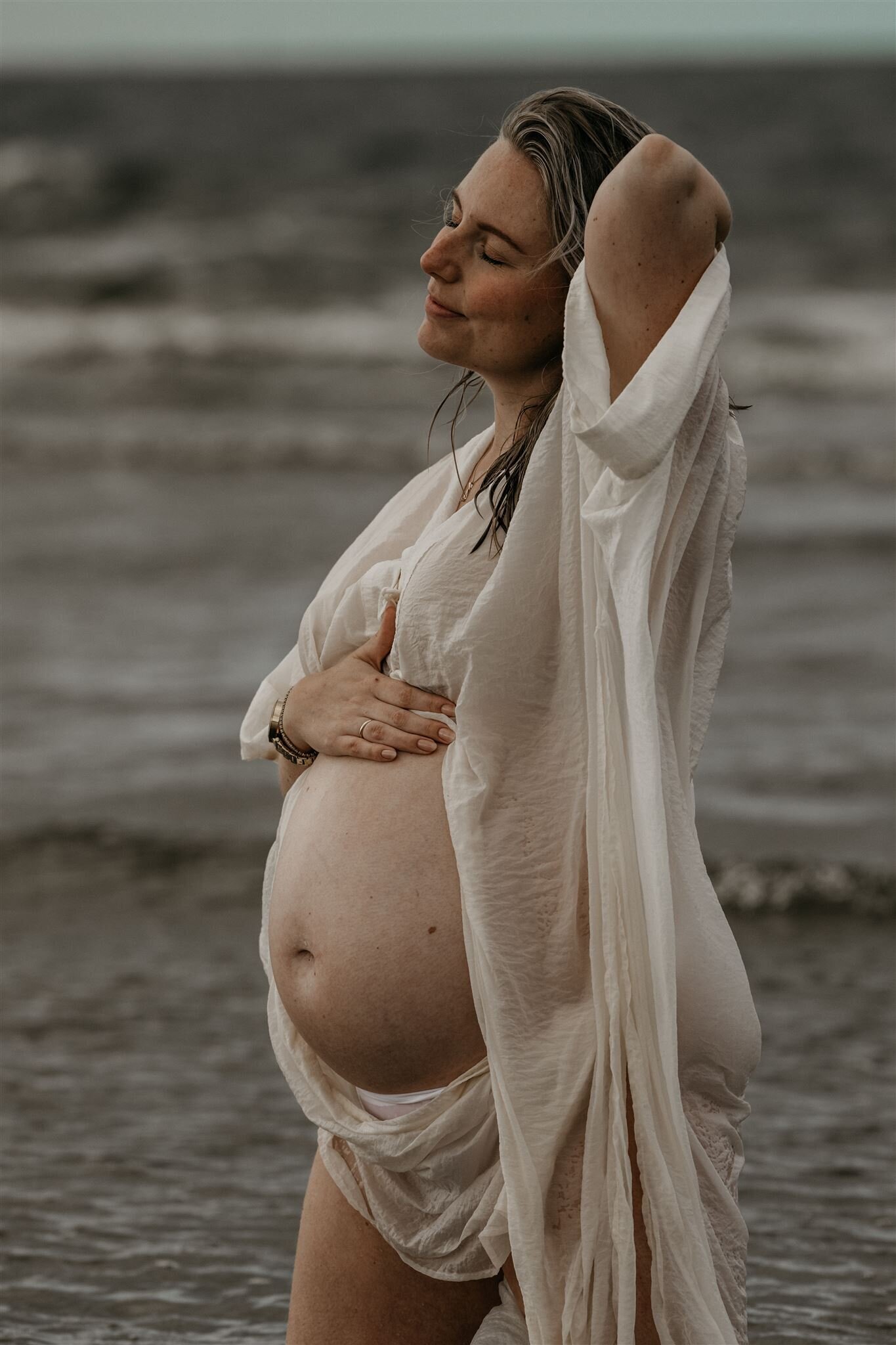 Zwangerschapsfotografie vol emotie en zachtheid, gemaakt door Nathalies Pictures in Nissewaard.