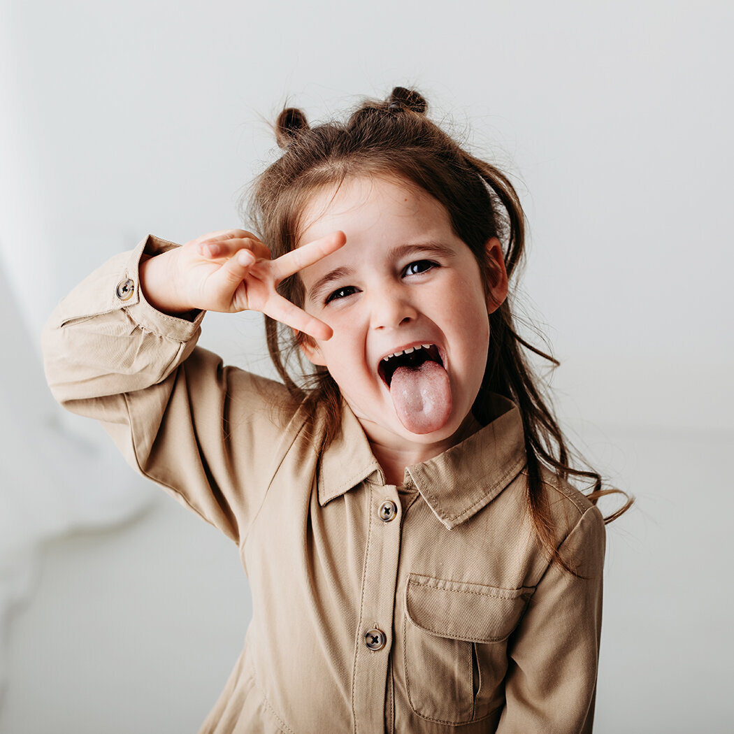 authentiek kinderportret, witte achtergrond, kunst van je kind, kinderfotograaf, oosterhout, breda, ettenleur, halderberge, halsteren, zundert, rucphen