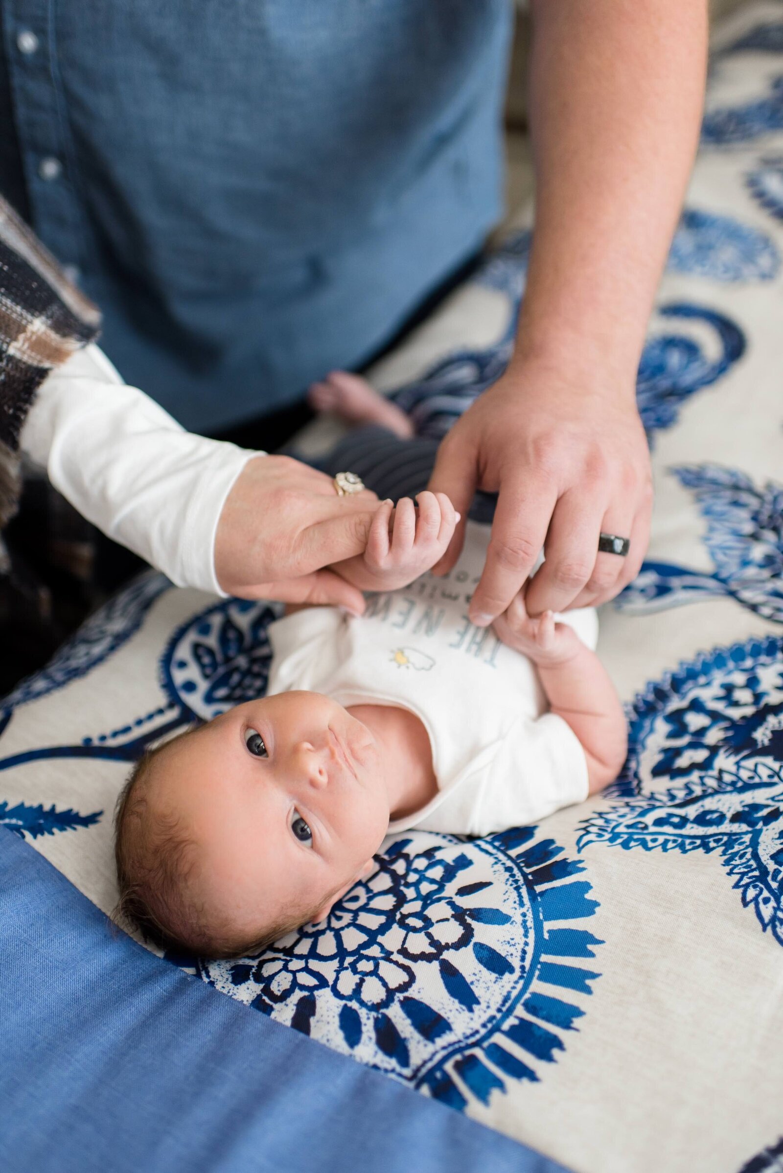 newborn-baby-session-in-home-lifestyle-7