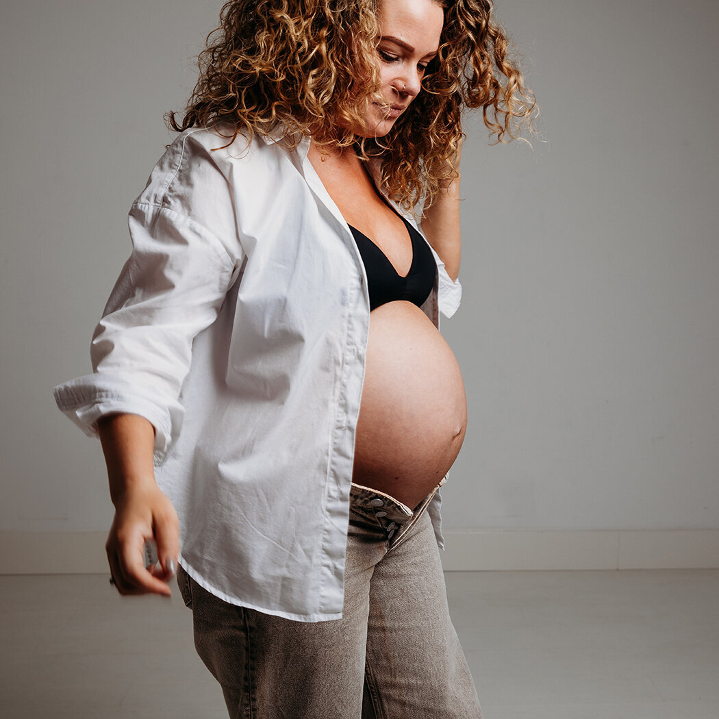 zwangerschapsfotosbrabant, zwangerschapsfotoinspo, buikfotoswitteblouse, buikfotoshootbrabant, zundert, rucphen, achtmaal, kleinzundert, rijsbergen, breda, halsteren