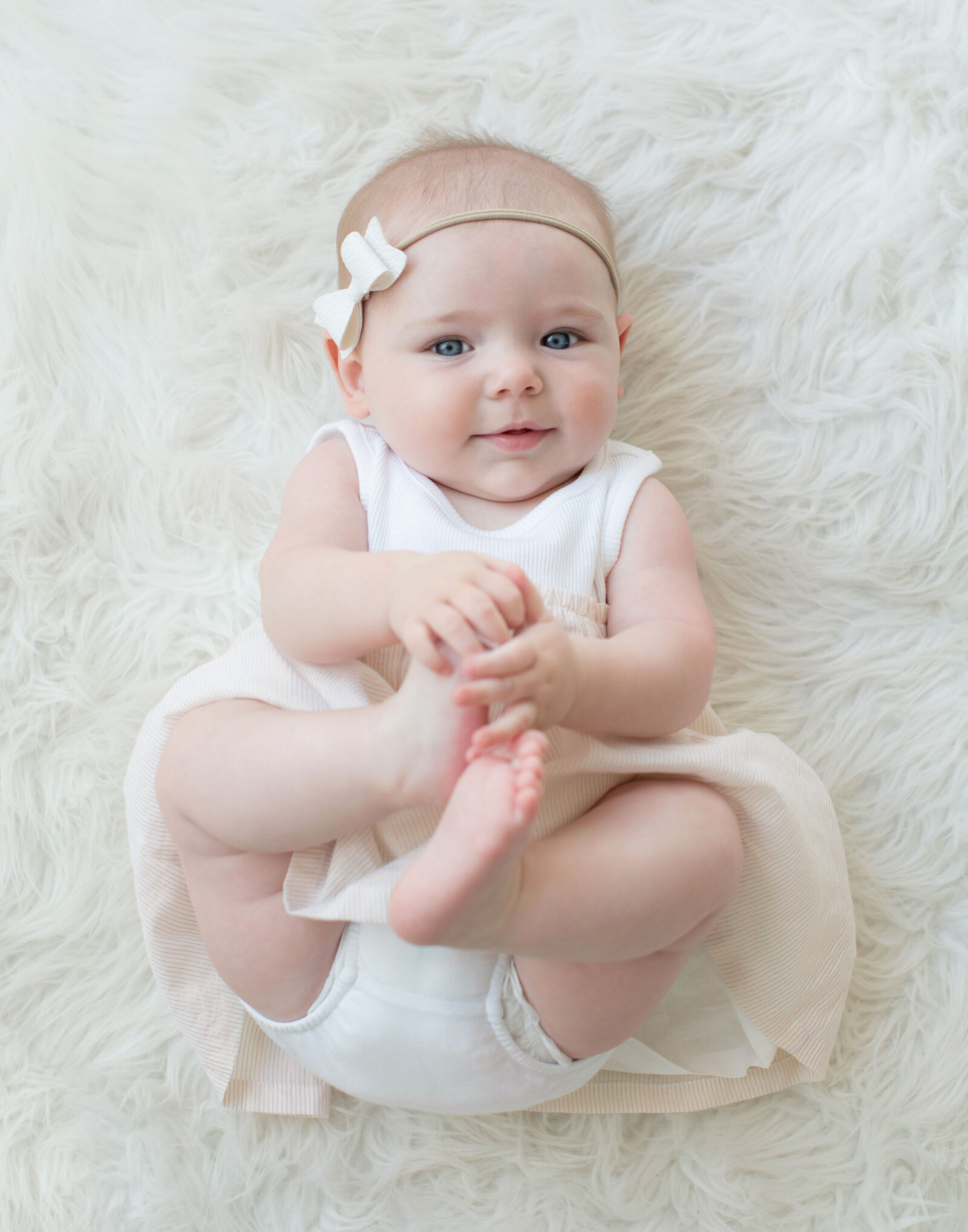 baby-girl-with-bow