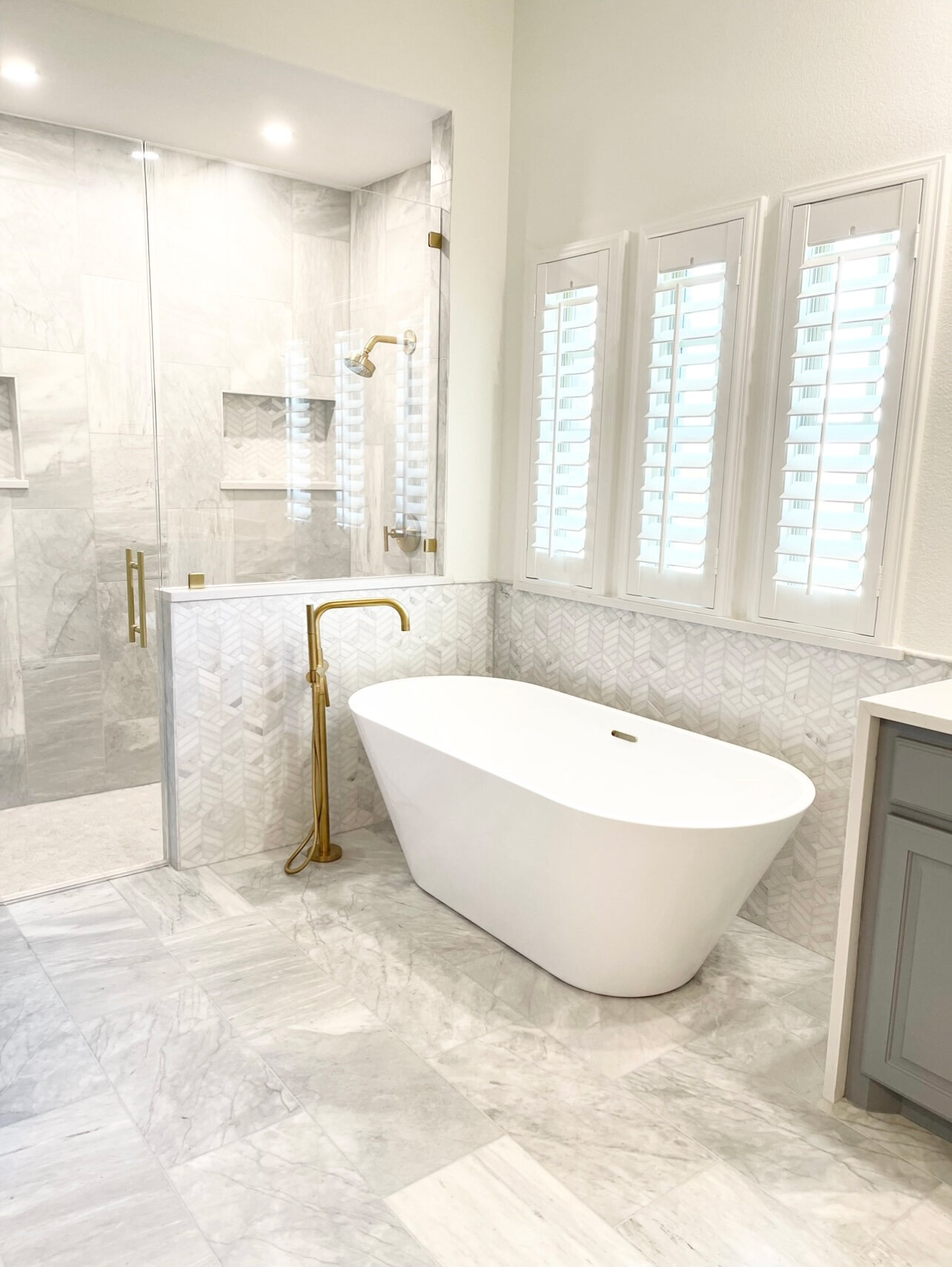 Interior renovation services for homes, featuring a beautifully remodeled living area with stylish furniture, modern decor, and a seamless blend of comfort and luxury.