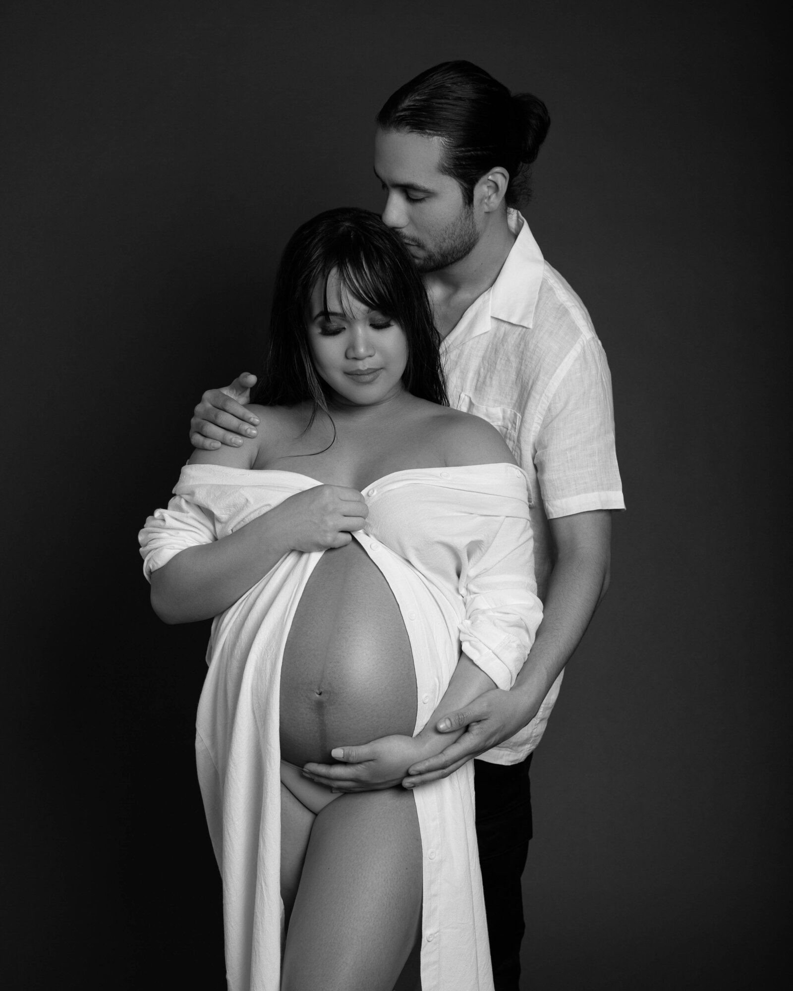 couple-maternity-photodhoot-by-daisy-rey-in-new-jersey-studio
