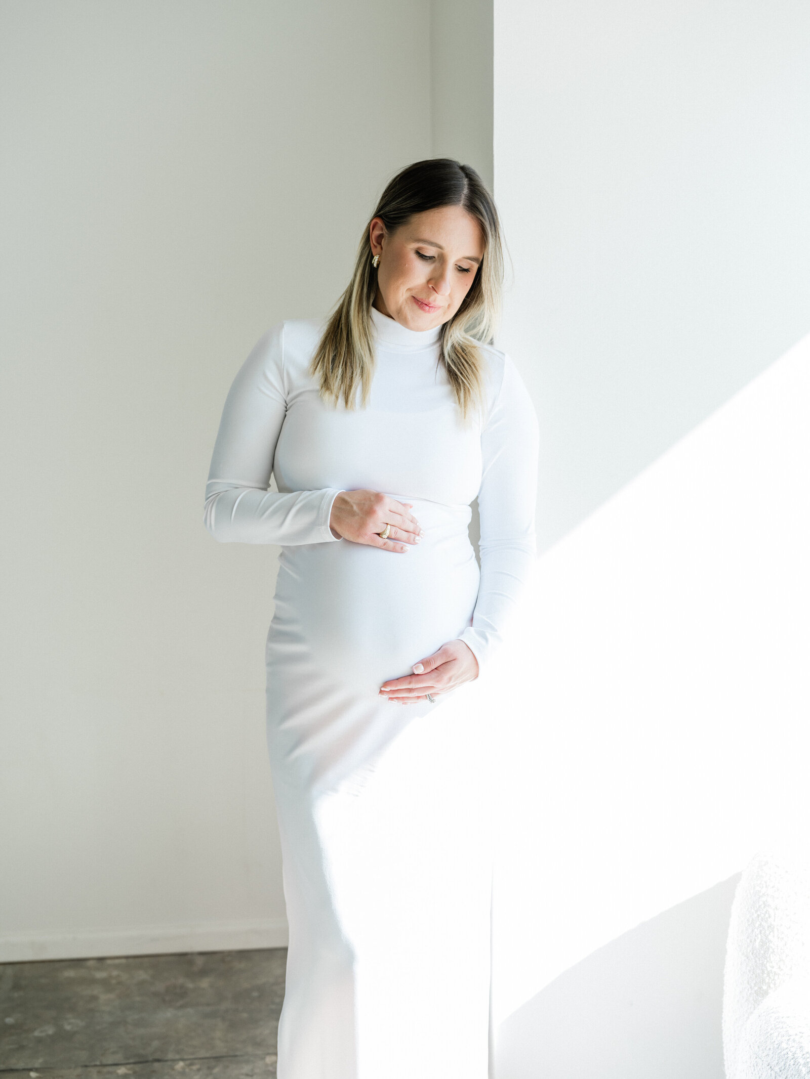 White Studio Maternity Photos Amanda Singleton Photography7