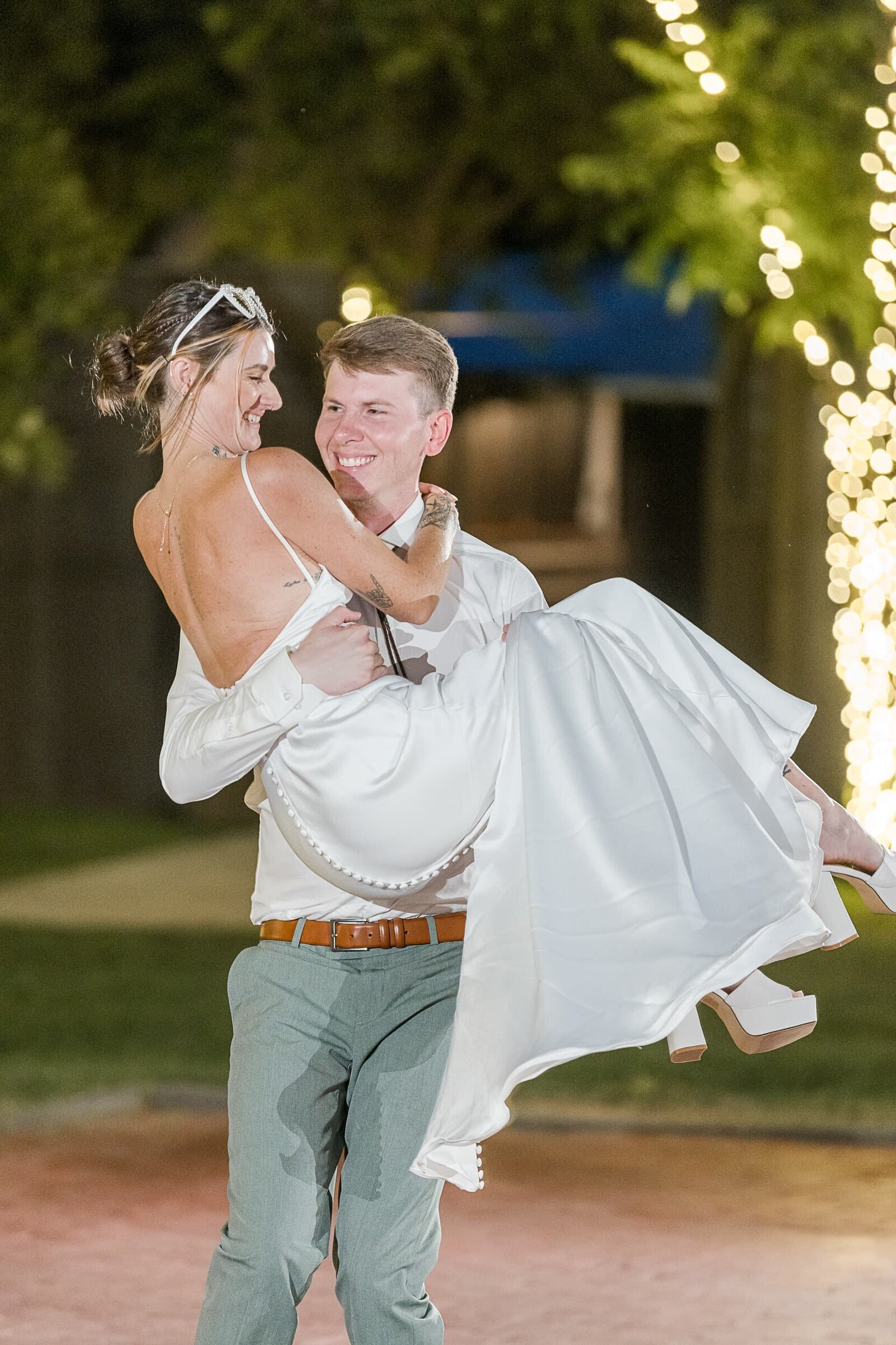 Phoenix-Wedding-Photographer-and-Videographer-Venue-at-the-Grove-IngWed-1243