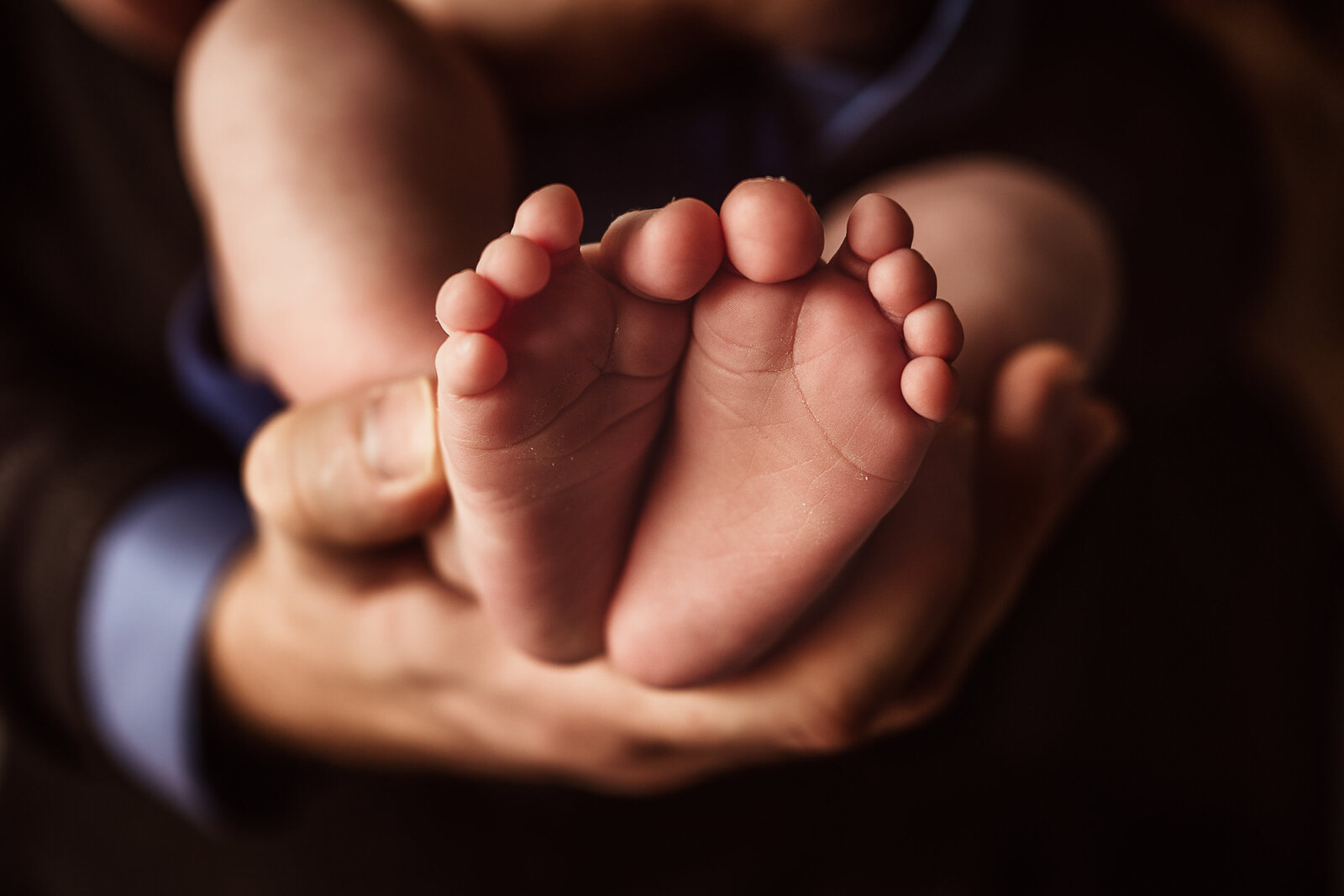 12-indoor-newborn-baby-photoshoot-tiny-feet