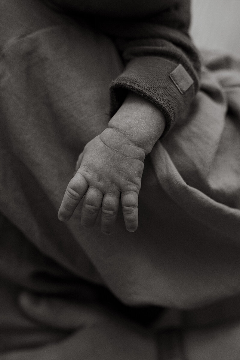 Bebishand i svartvitt