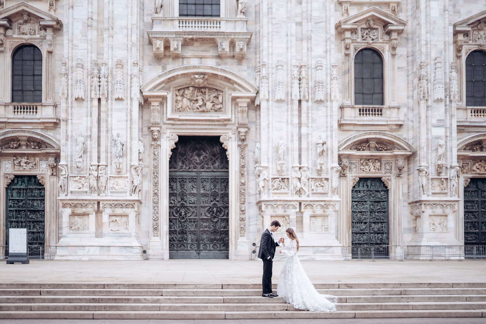 049-Milan-Duomo-Inspiration-Love-Story Elopement-Cinematic-Romance-Destination-Wedding-Editorial-Luxury-Fine-Art-Lisa-Vigliotta-Photography