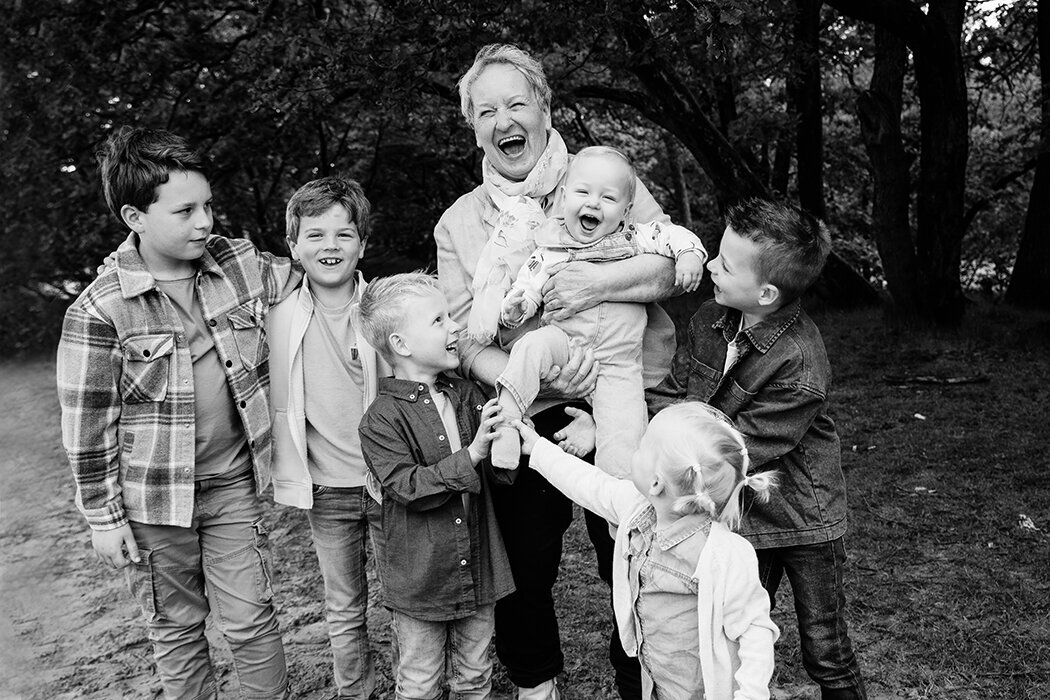 omametkleinkinderen, spontanefamiliefotos, familiefotograafbrabant, familiefotoscadettenkamp, zundert, rijsbergen, rucphen, ettenleur, halderberge, familiefotokado
