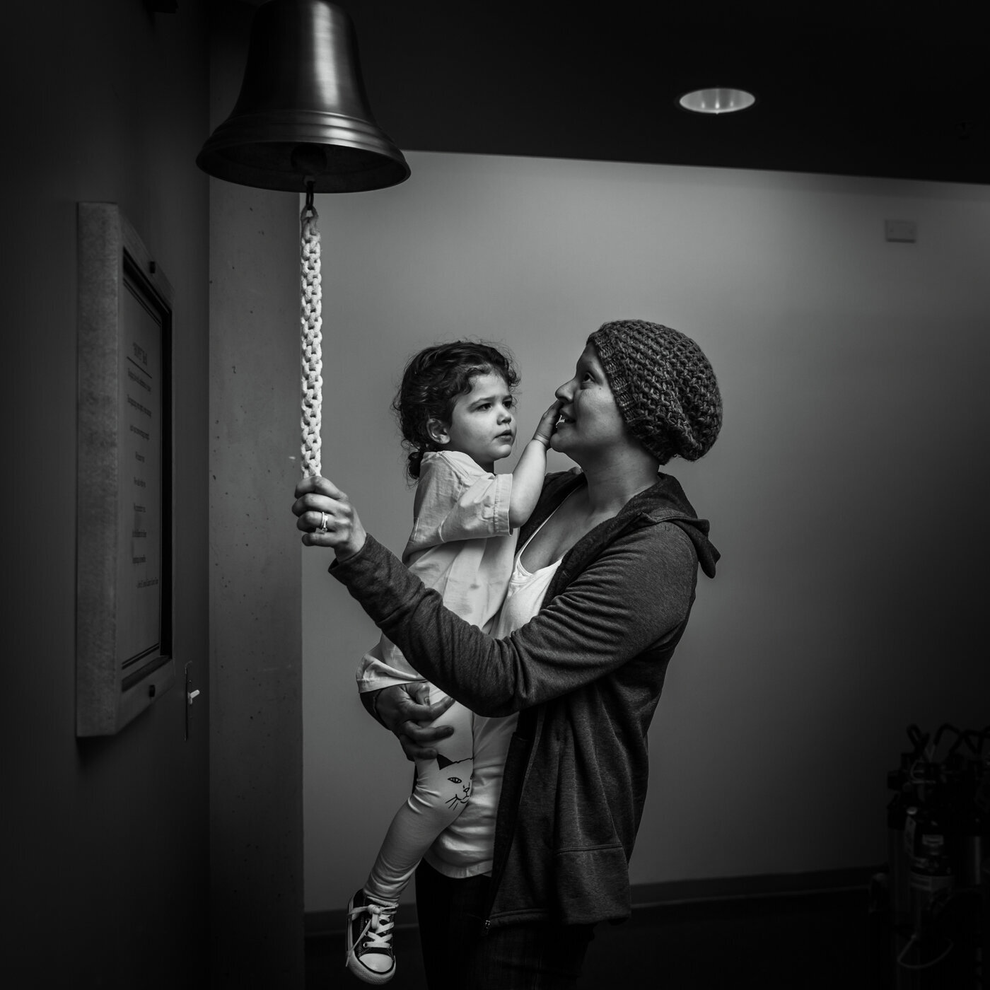 family photographer, columbus, ga, atlanta, documentary, photojournalism, chemotherapy, chemo, breastcancer, ringing bell_6256