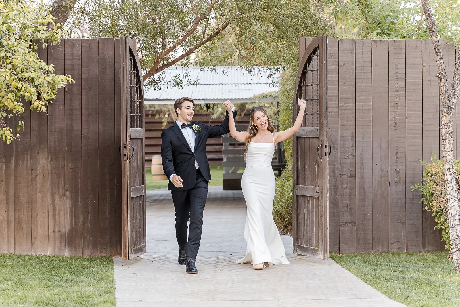 Phoenix-Wedding-Photographer-and-Videographer-Venue-at-the-Grove-WoodWed-1617