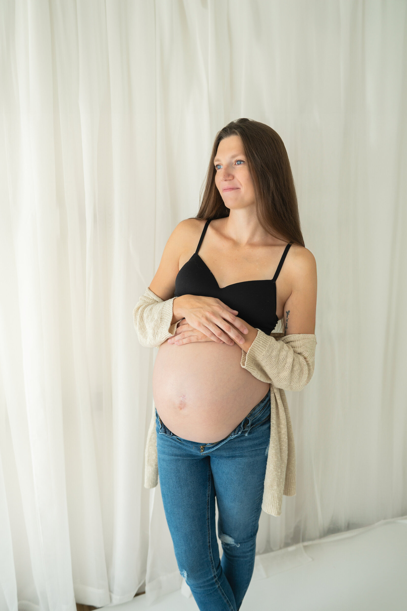 pregnant momin jeans and open belly