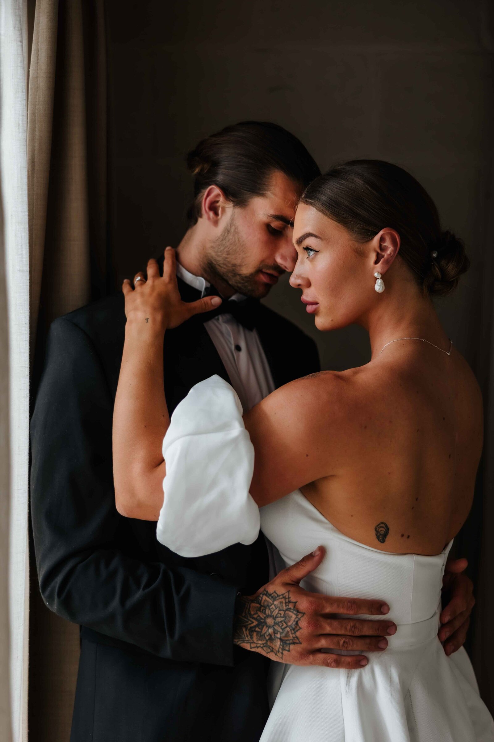 Tijdloze en elegante trouwfotografie door Melissa Boer. Een bruidspaar geniet van een spontaan en echt moment tijdens hun bruiloft.