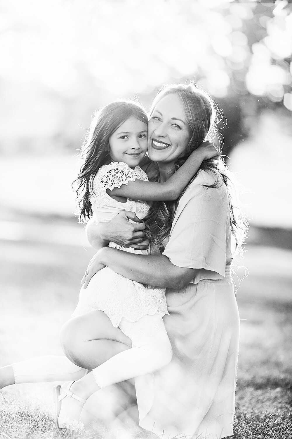 Family Photographer, black and white image of mother and daughter