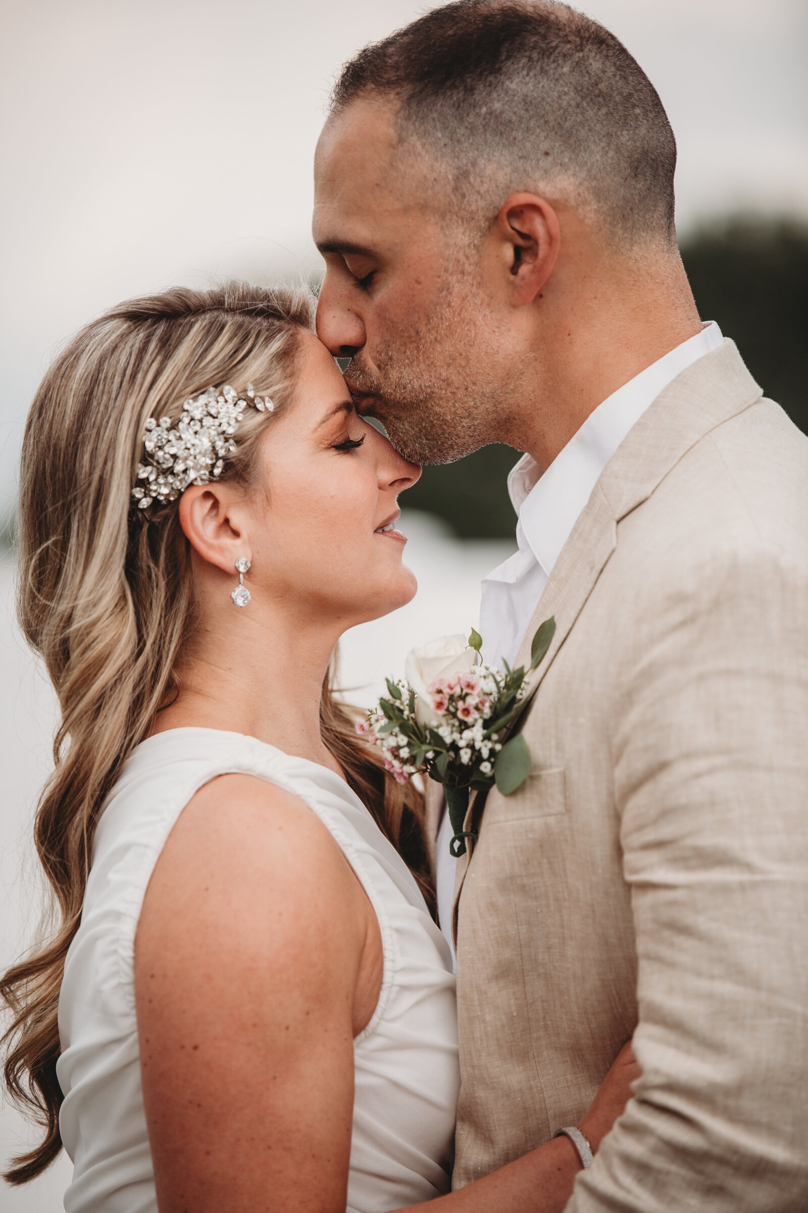 A heartfelt moment between the bride and groom, captured in a romantic wedding portrait. This intimate wedding photo highlights love, connection, and elegance, making it the perfect inspiration for couples seeking timeless wedding photography.