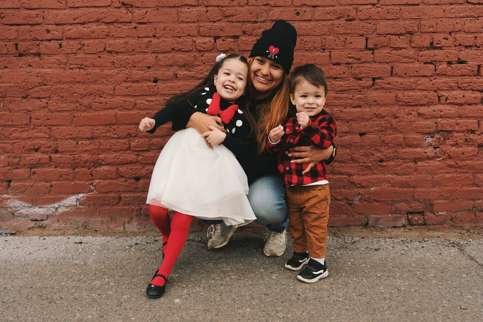 mom-hugging-her-kids-in-minnie-mouse-outfits-family-photographer-denver-1