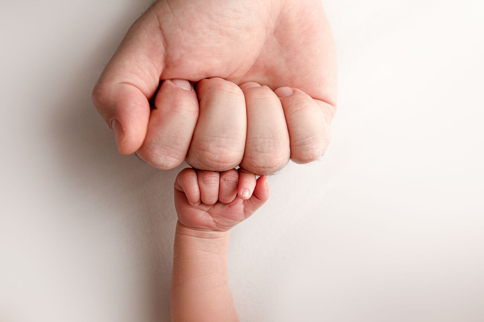 newborn photos, dad and baby hand, fist bump, close up detail, fresno, clovis, one good shot photography