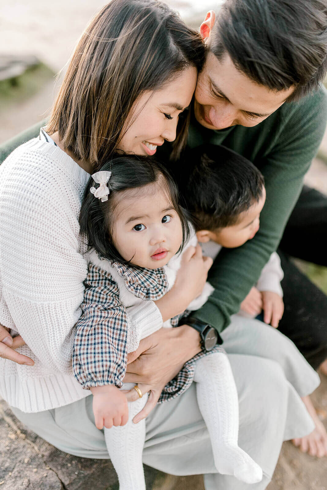 sydney-beach-family-photos-eastern-suburbs-parents-holding-toddlers