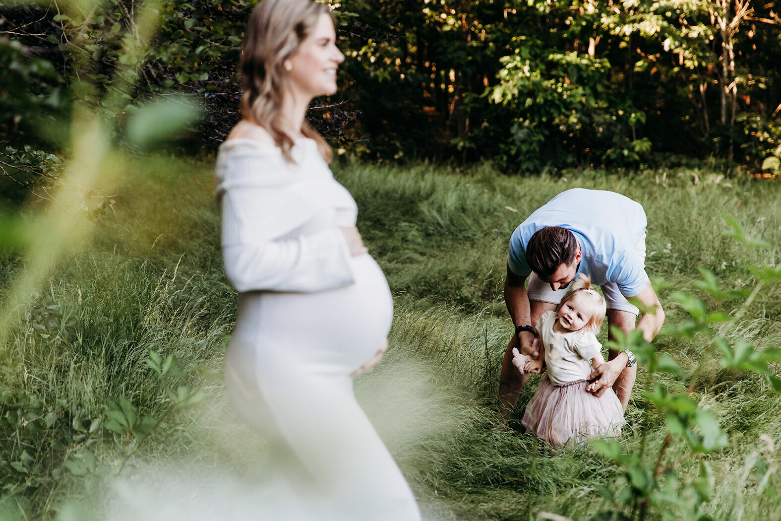 goldenhourzwangerschapsshoot, goldenhourbloemenveld, ikwordgrotezus, zwangerschapsfotograafbrabant, zwangerschapsgezinsfotoshoot, buikfotosbloemenveld, rucphen, breda, halderberge,roosendaal, bergenopzoom, zundert