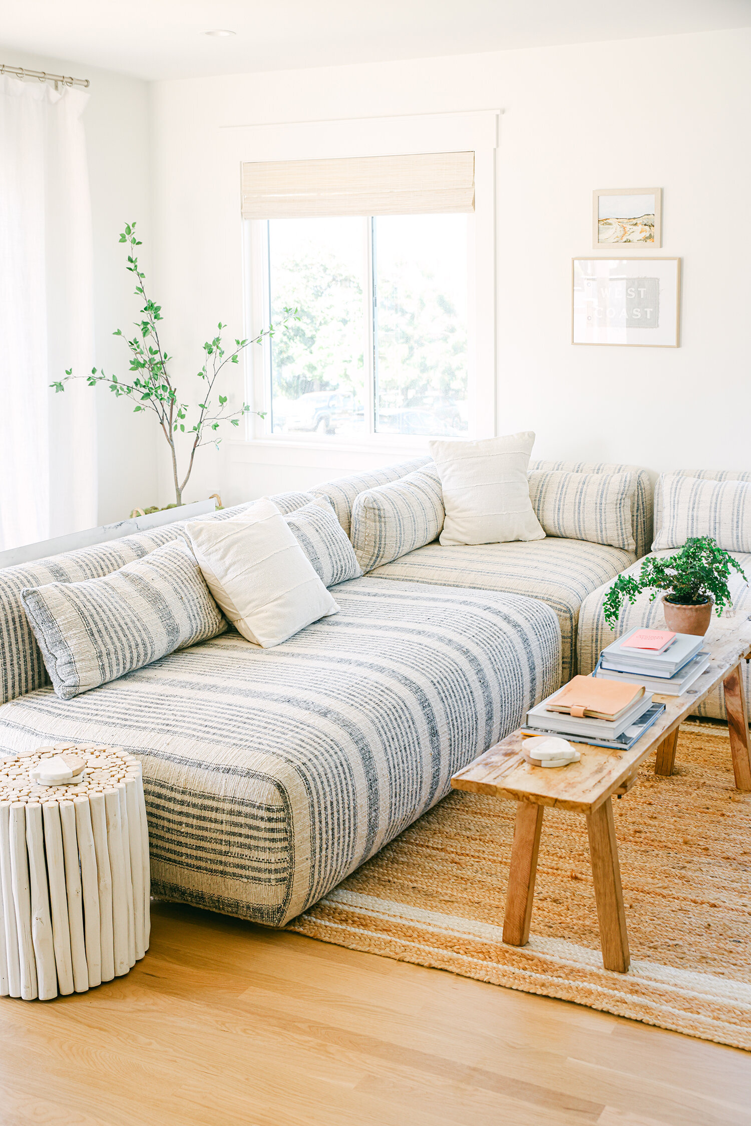 Lifestyle experience Airbnb photographer based in San Diego California and works with brands and short term rentals all over. Experience driven storytelling photography with people.