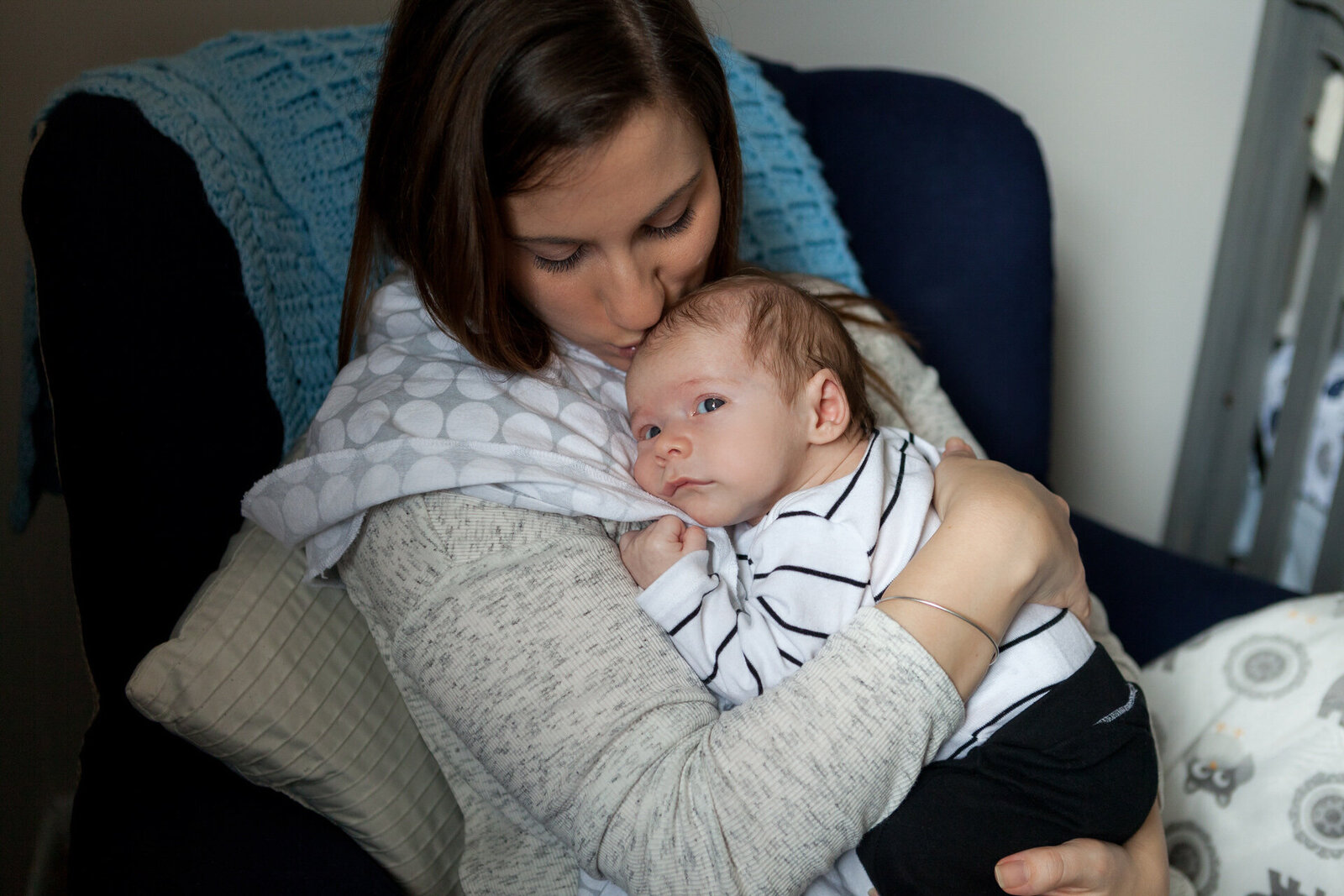 mother-kissing-newborn-lifestyle-family-session
