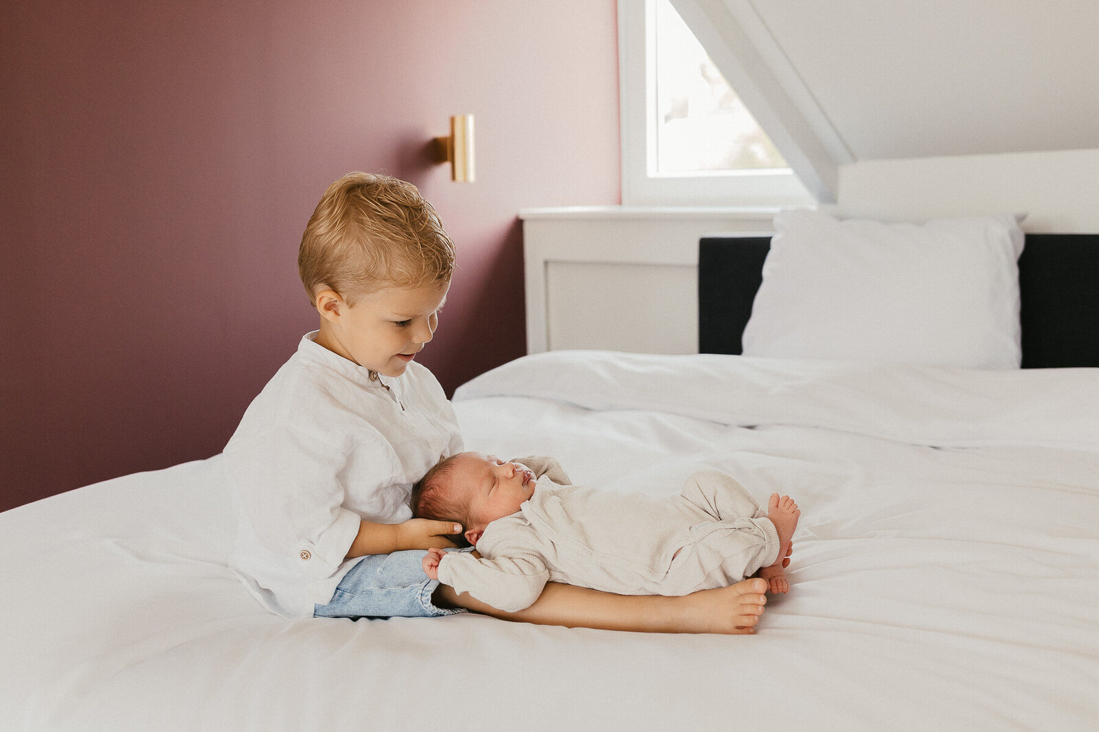 Fotoshoot newborn baby peuter broertje bed