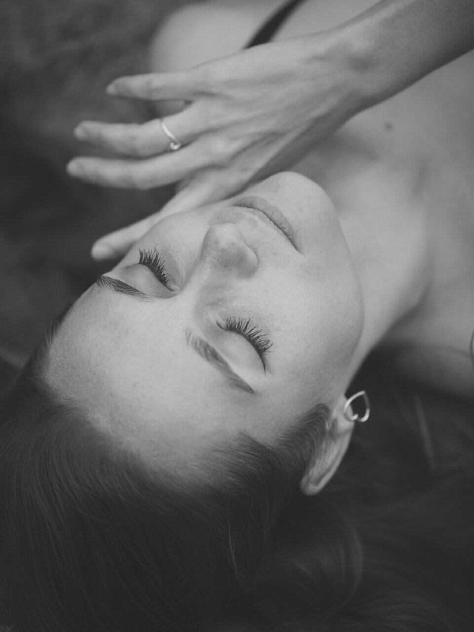 Nahaufnahme: Frau in zarter Spitze, stilvolle Boudoir-Aufnahme in Schwarz-Weiß
