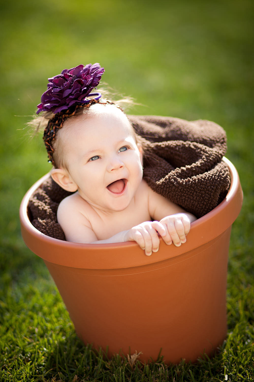 san diego family photographer | little girl in a clay pot laughing