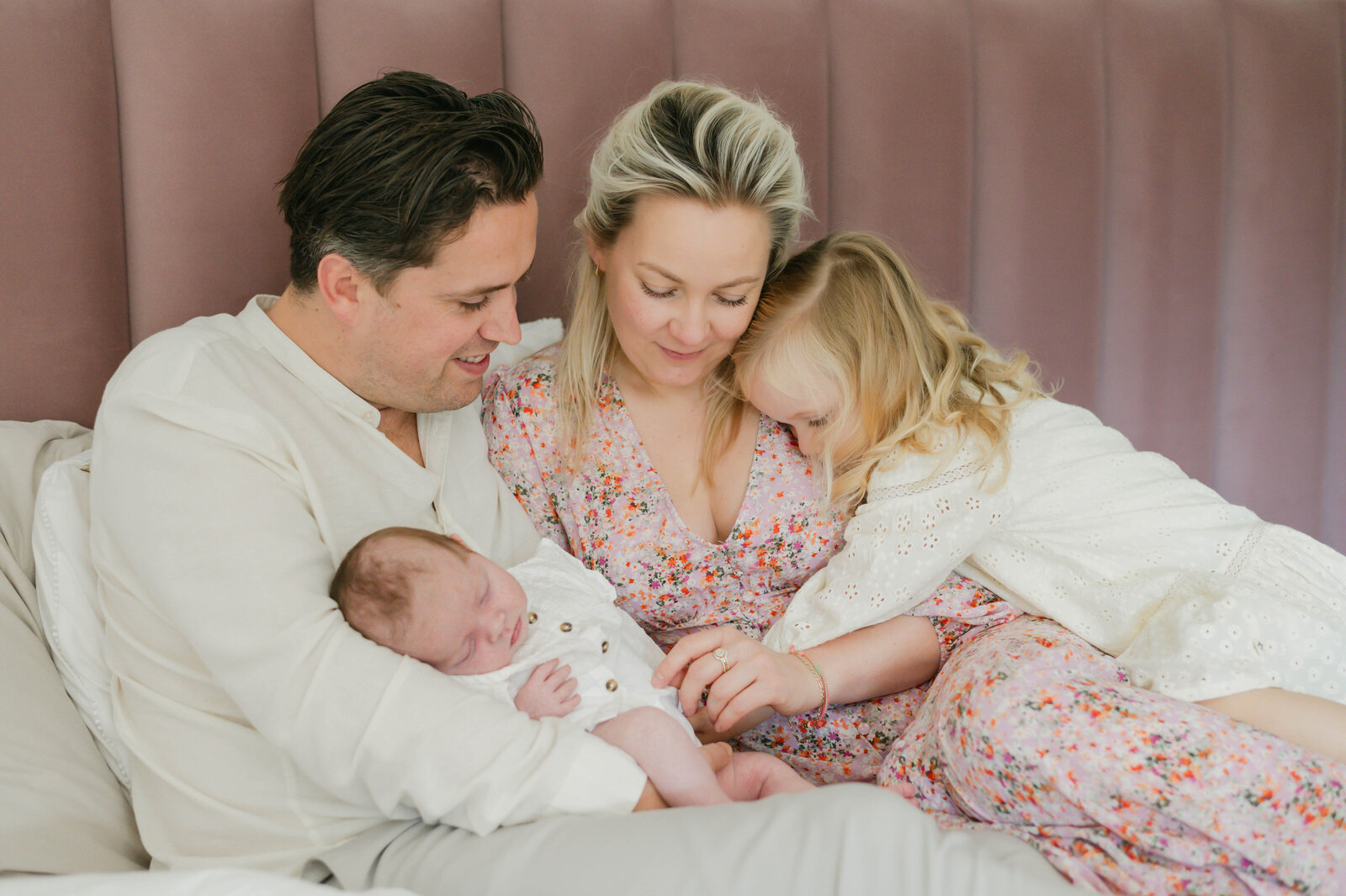 Mewborn Lifestyleshoot gezin op bed met baby waalre